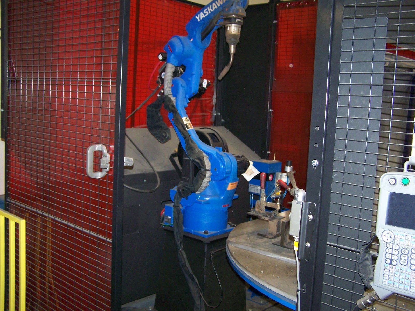 Yaskawa Motoman MA1440 with ArcWorld 1000, 2017 - Welding Robot Workcell and Torch Cleaning Station, DX200 Controller - Image 4