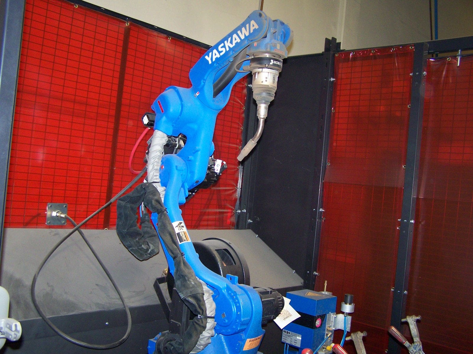 Yaskawa Motoman MA1440 with ArcWorld 1000, 2017 - Welding Robot Workcell and Torch Cleaning Station, DX200 Controller - Image 3