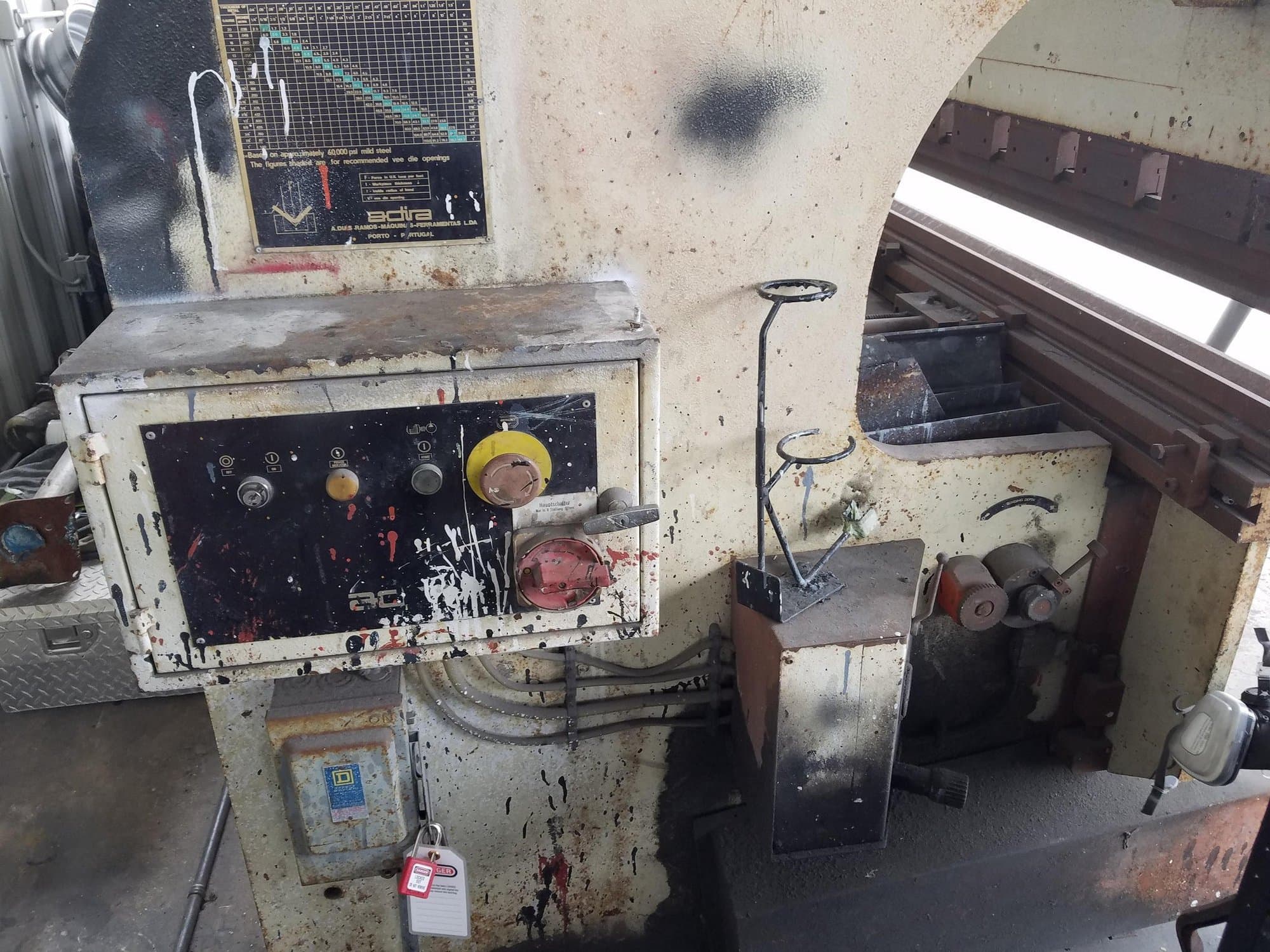 90 Ton x 10' Adira QH-9030 CNC Press Brake, 1988 - 2 Axis CNC Control, Dynabend 3 Control