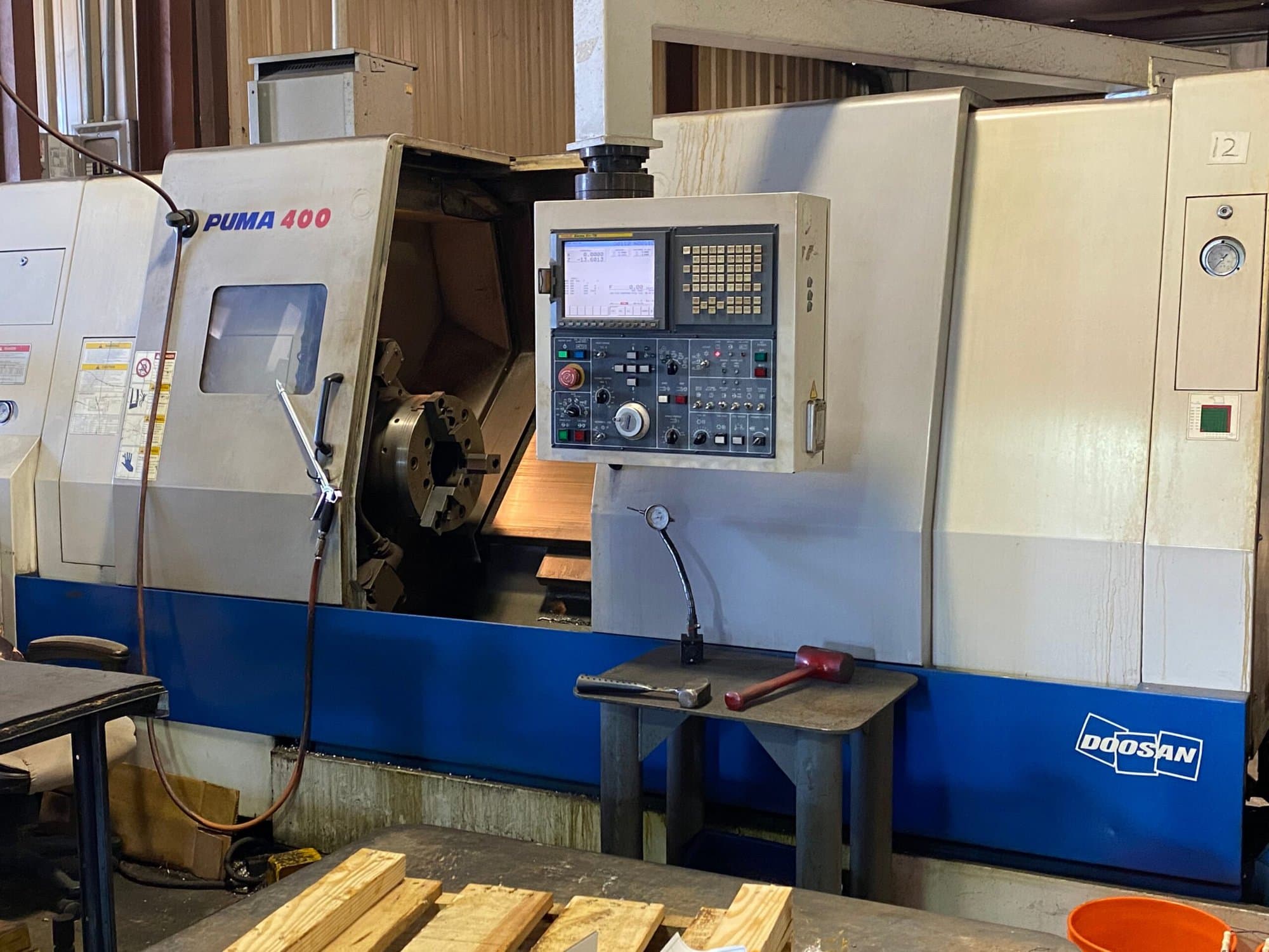 Doosan Puma 400C CNC Lathe, 2007 - Tailstock, Chip Conveyor