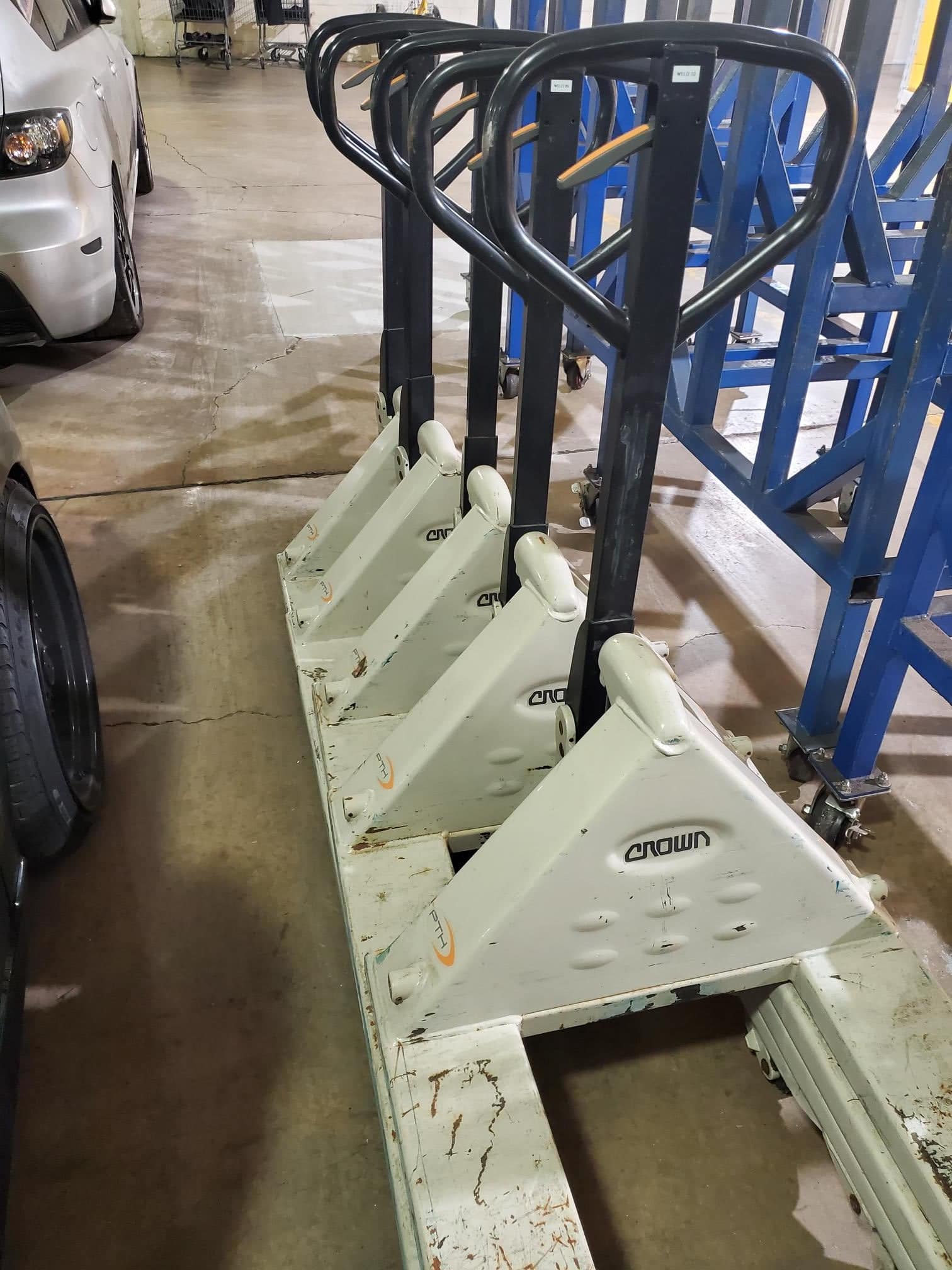 (x13) Crown PTH 50 27-48 5000lb Hand Pallet Jack - Image 6