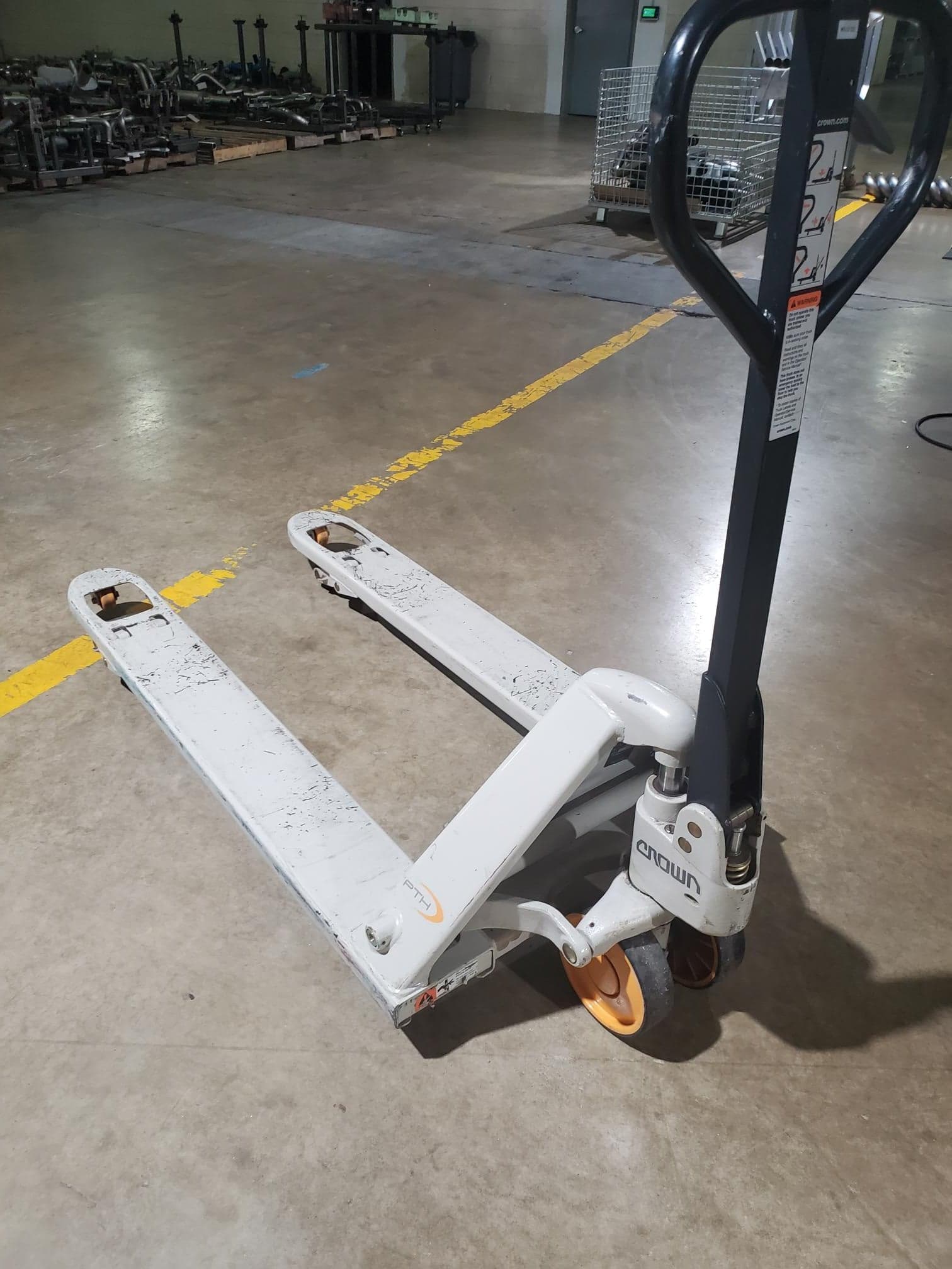 (x13) Crown PTH 50 27-48 5000lb Hand Pallet Jack - Image 3