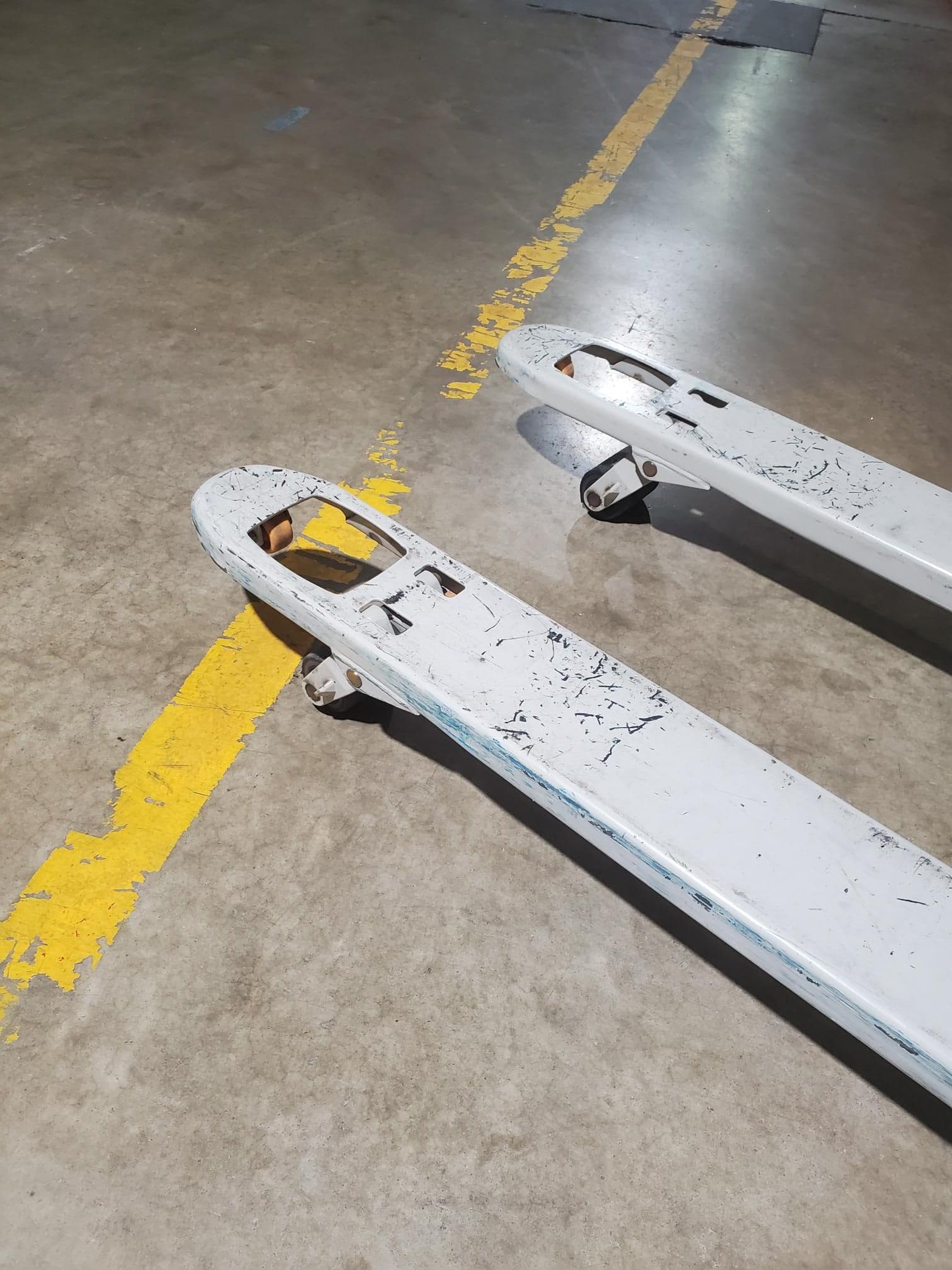(x13) Crown PTH 50 27-48 5000lb Hand Pallet Jack - Image 4