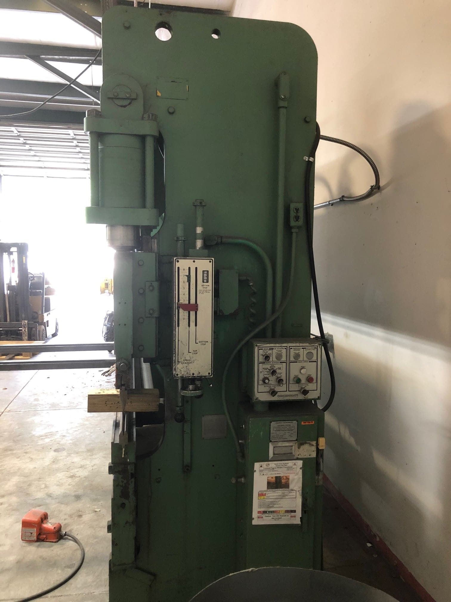 135 Ton x 12' Cincinnati 135CB CNC Press Brake - Automec 99 Backgauge - Image 2