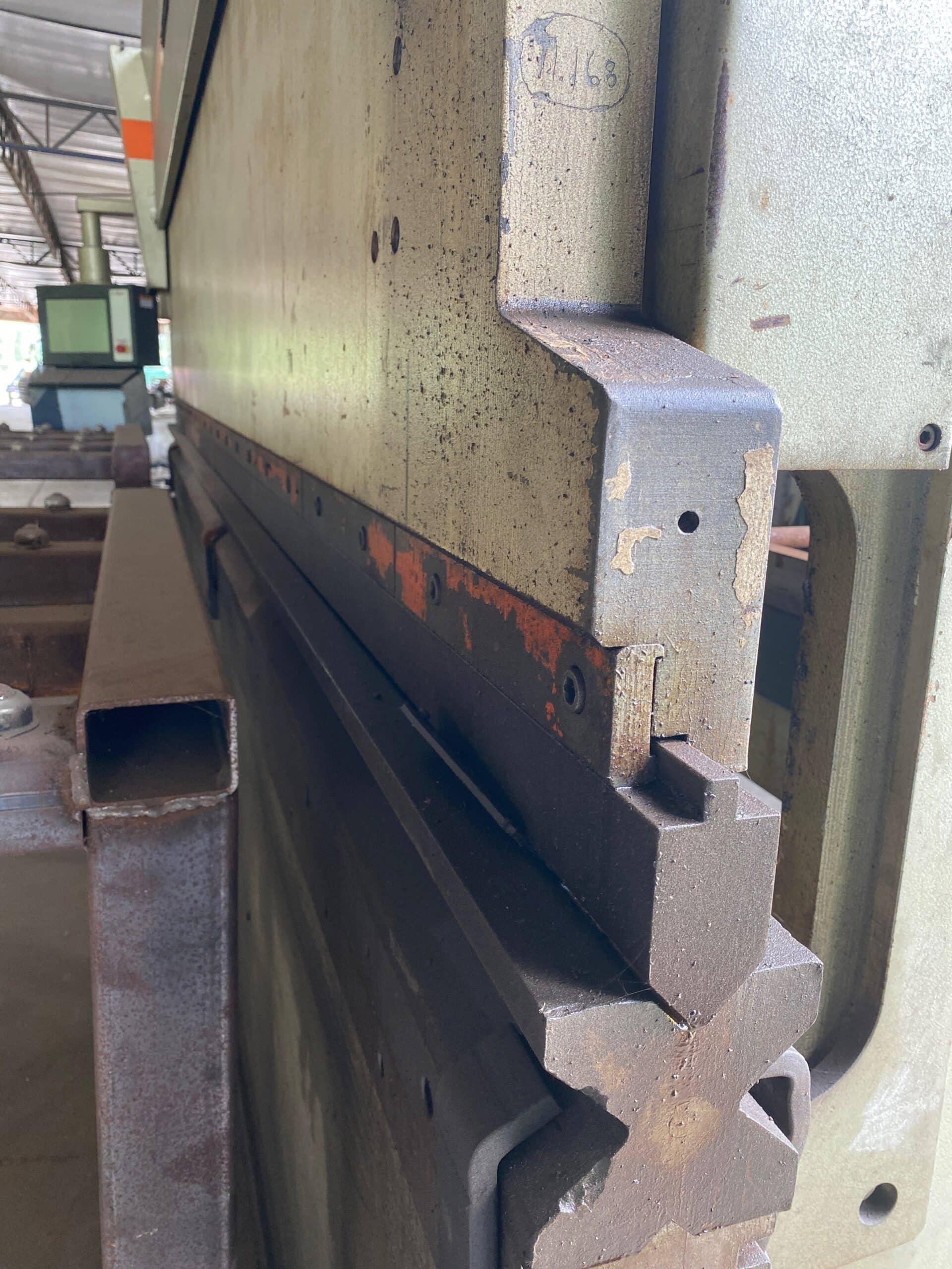 90 Ton X 14' Donewell H90-4270 CNC Press Brake - Image 5