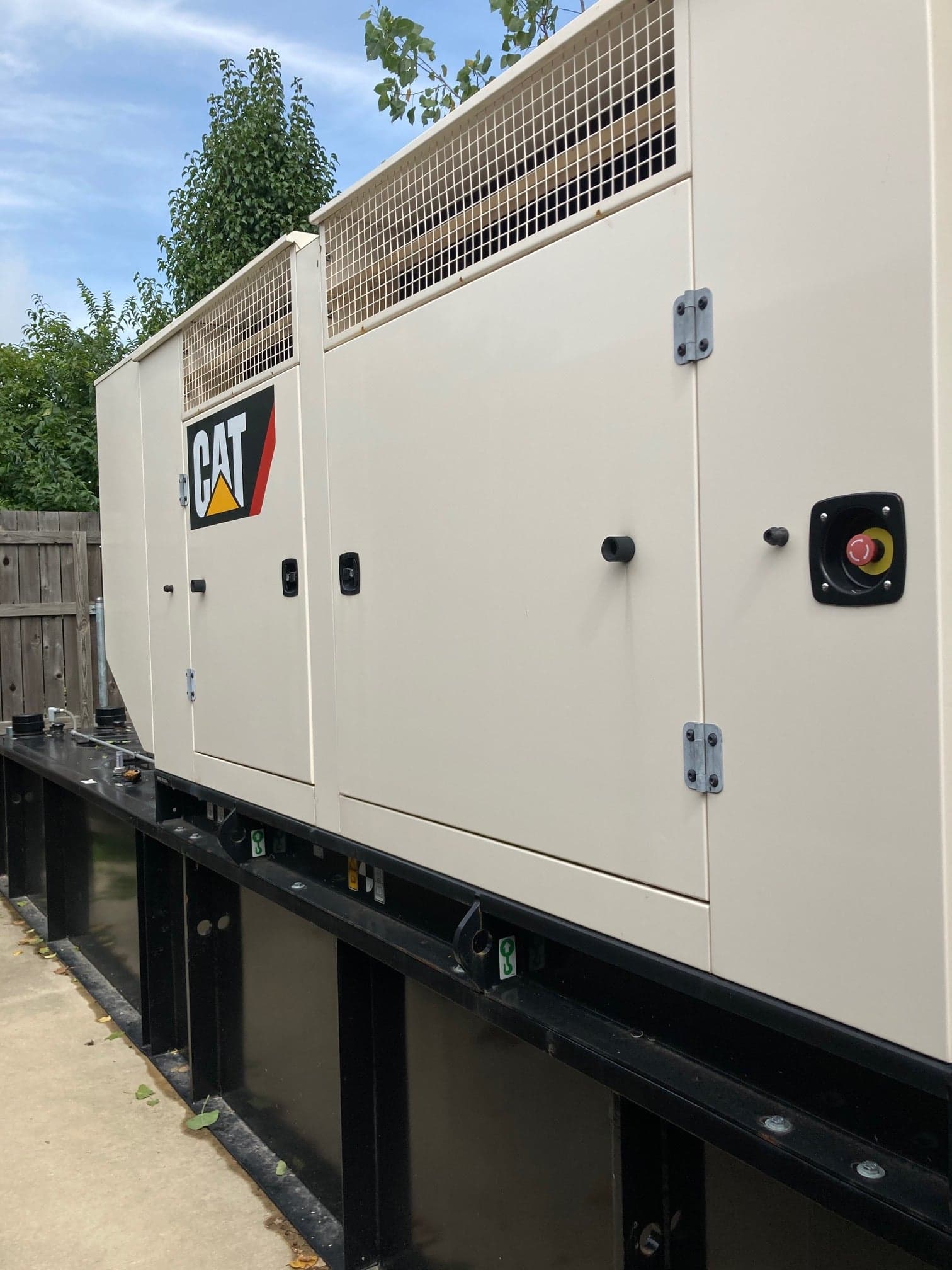 150 kw Caterpillar Generator, 2016- 600 A Transfer Switch, 1100 Gallon Fuel Tank - Image 4