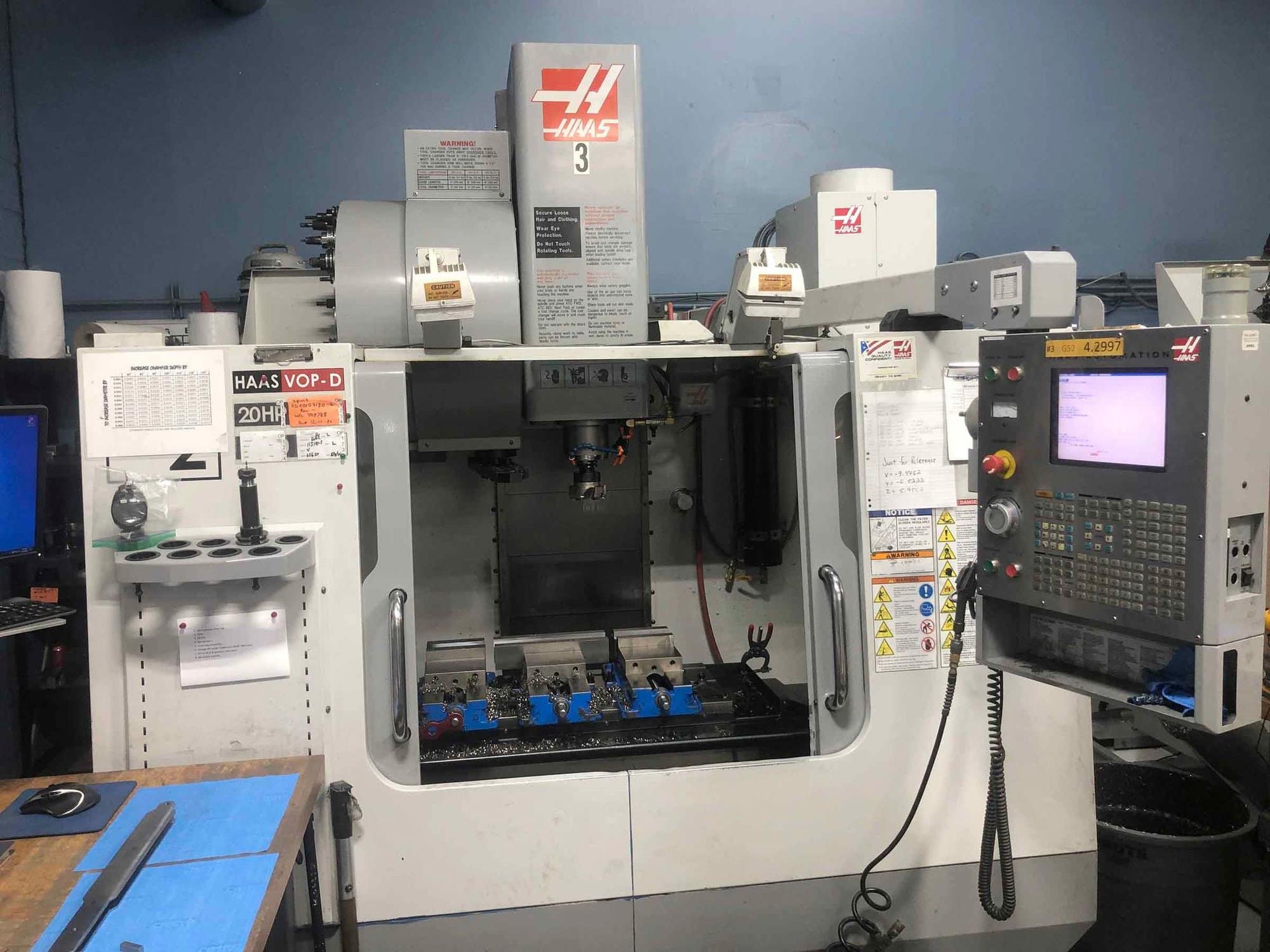 Haas VF-2 Vertical Machining Center, 2006- Side Mount 24 ATC, Auger