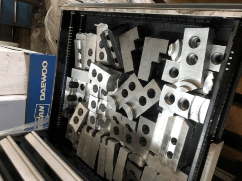 Doosan Puma 400L CNC Lathe, 2005 - Tool Presetter, Steady, Programmable Tailstock, Tooling - Image 12