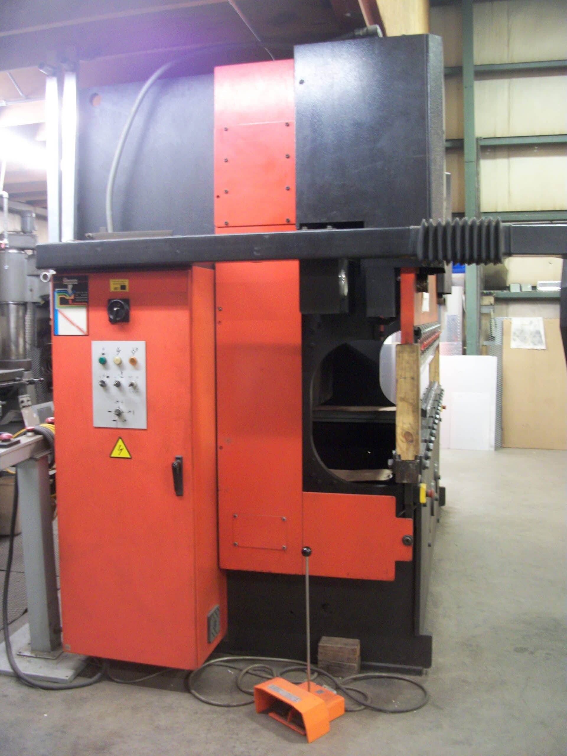 138 Ton X 12' Amada HFB-1253 CNC Press Brake, 1994- Tooling Available - Image 4