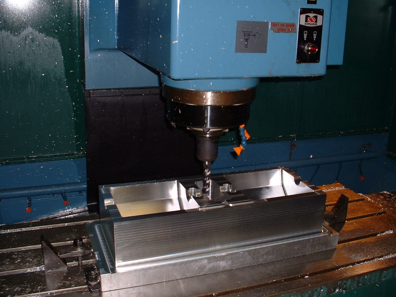 Kasuga Quantum Q-1000V CNC Mill, 1997 - Coolant Thru Ready, Chip Conveyor, 30-Tool Changer - Image 3
