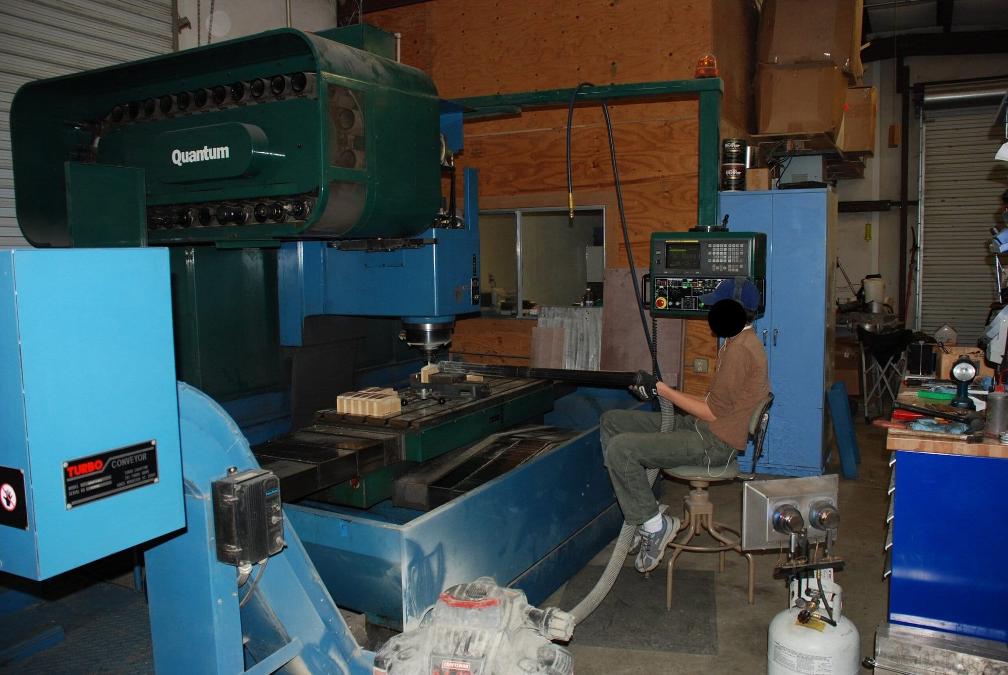 Kasuga Quantum Q-1000V CNC Mill, 1997 - Coolant Thru Ready, Chip Conveyor, 30-Tool Changer - Image 4