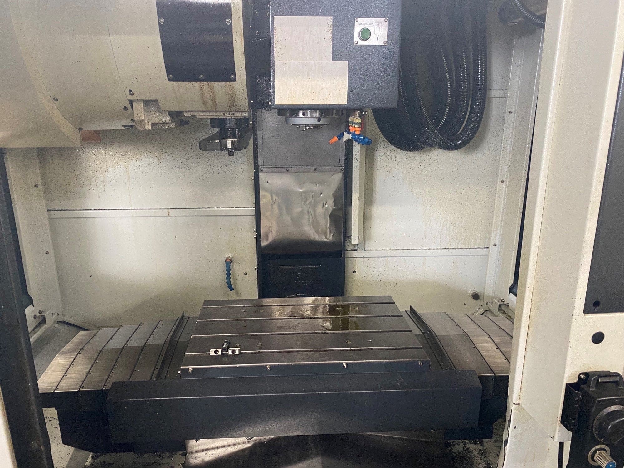 Feeler VMP 580 VMC, 2010- 10,000RPM, Fanuc Control, Chip Conveyor - Image 2