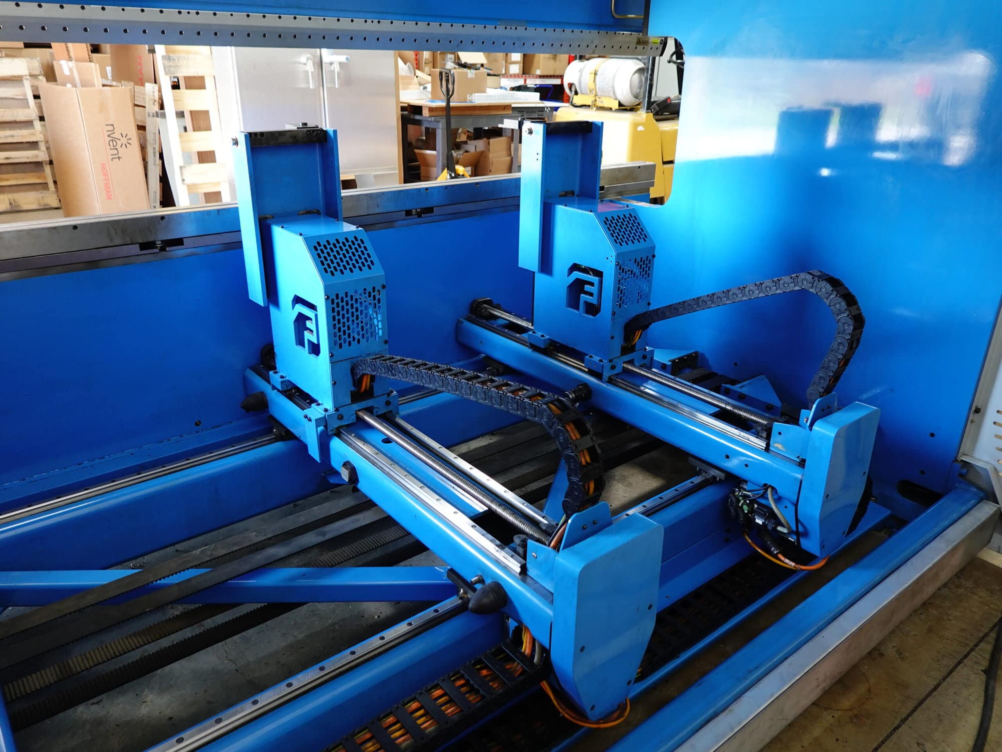 140 Ton x 10' Finn-Power B125-3060 CNC Press Brake, 2002 - NEW Cybelec VisiTouch 19 CNC Control, 6-Axis Backgauge, LOW Hours! - Image 3