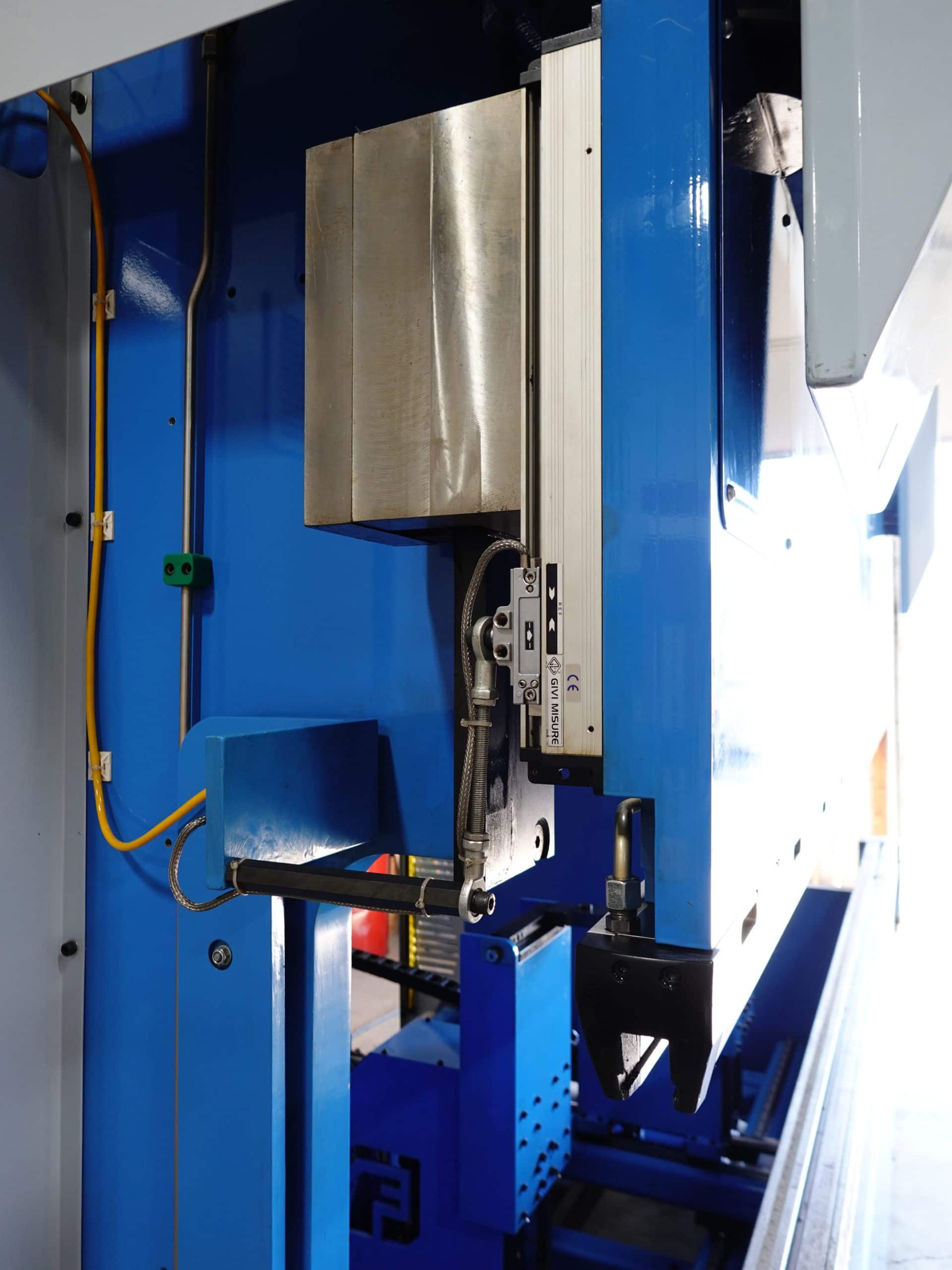 140 Ton x 10' Finn-Power B125-3060 CNC Press Brake, 2002 - NEW Cybelec VisiTouch 19 CNC Control, 6-Axis Backgauge, LOW Hours! - Image 4