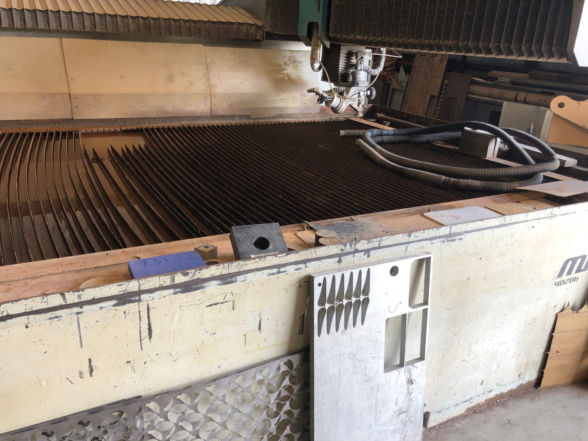6' x12' Flow Mach 4 4020B 5-Axis Waterjet XD, 2012- 94,000 PSI, Bevel and 3D Part Cutting - Image 2