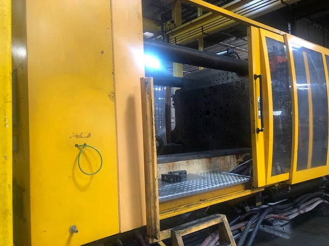 Husky HL-1000 RS155/135 Injection Molding Machine, 2001 - 1000 Ton 296OZ Shot - Image 4