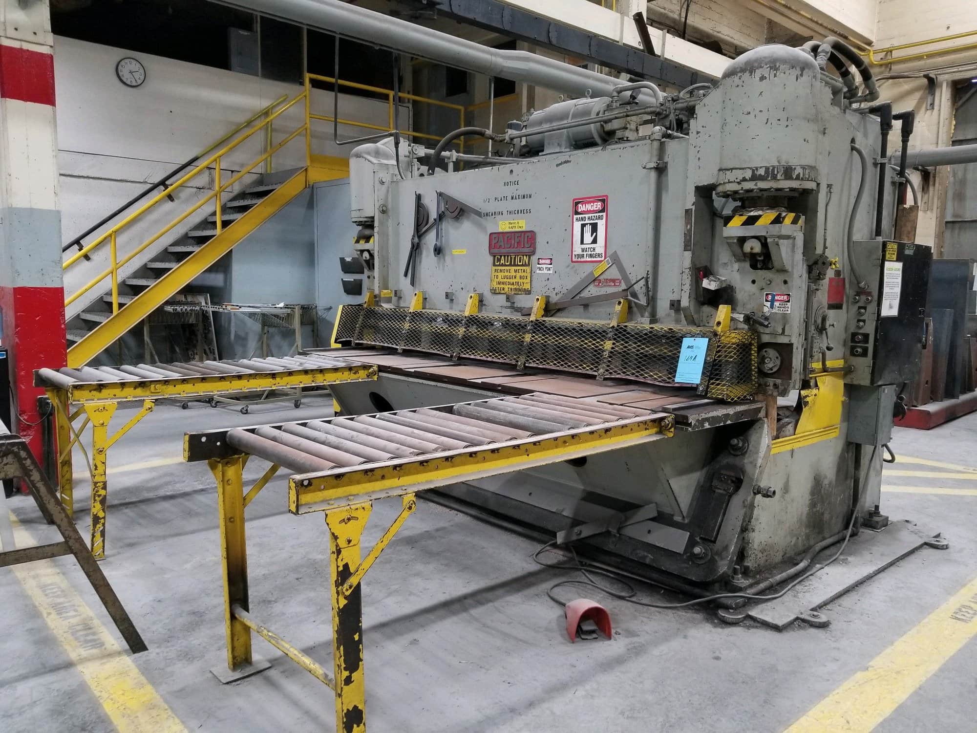 3/8" x 10' Pacific 375HD 10 Hydraulic Shear - (2) 26"x 5' Infeed Roller Conveyors, Dayton Speed Control - Image 2