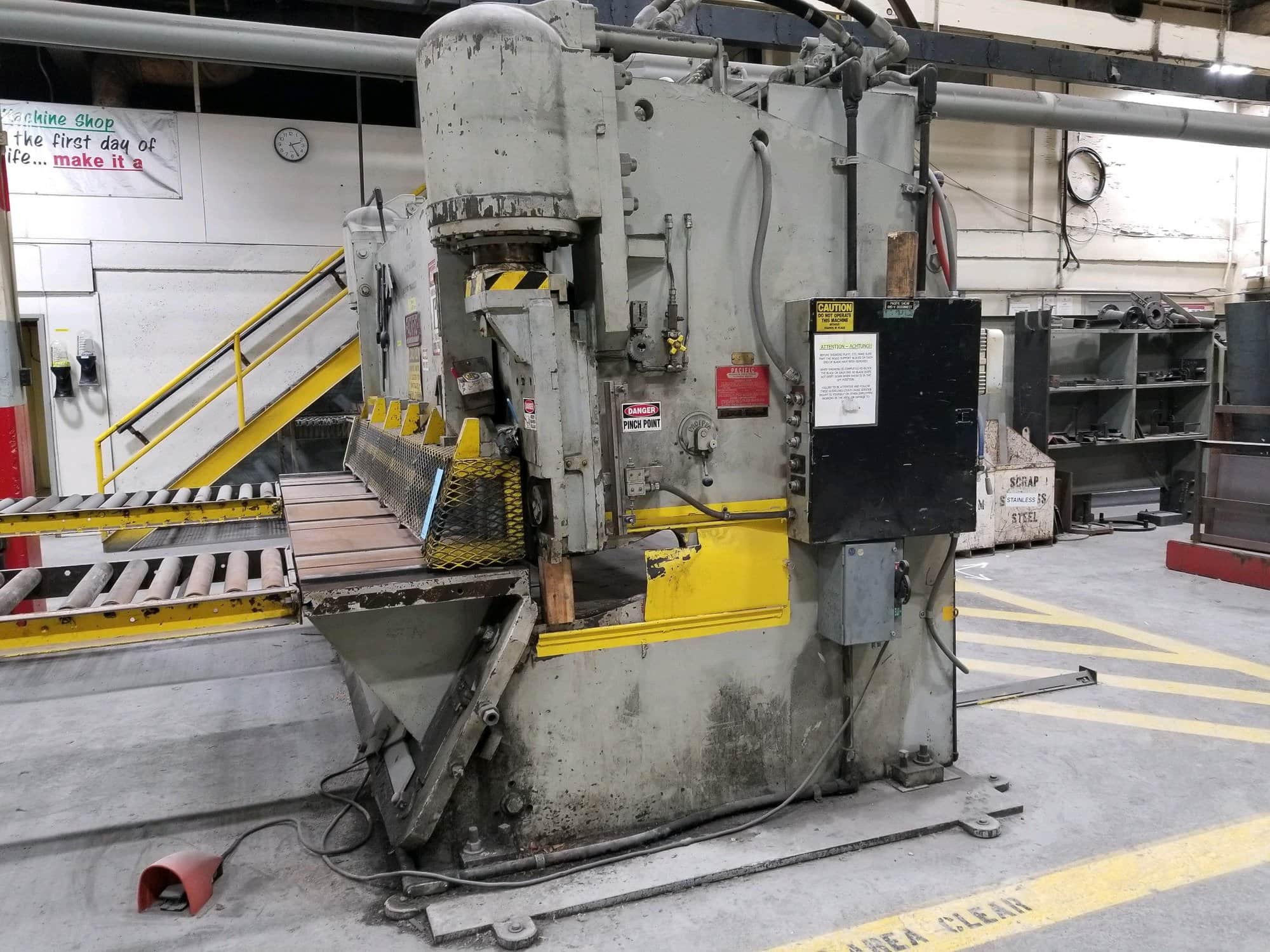 3/8" x 10' Pacific 375HD 10 Hydraulic Shear - (2) 26"x 5' Infeed Roller Conveyors, Dayton Speed Control - Image 4