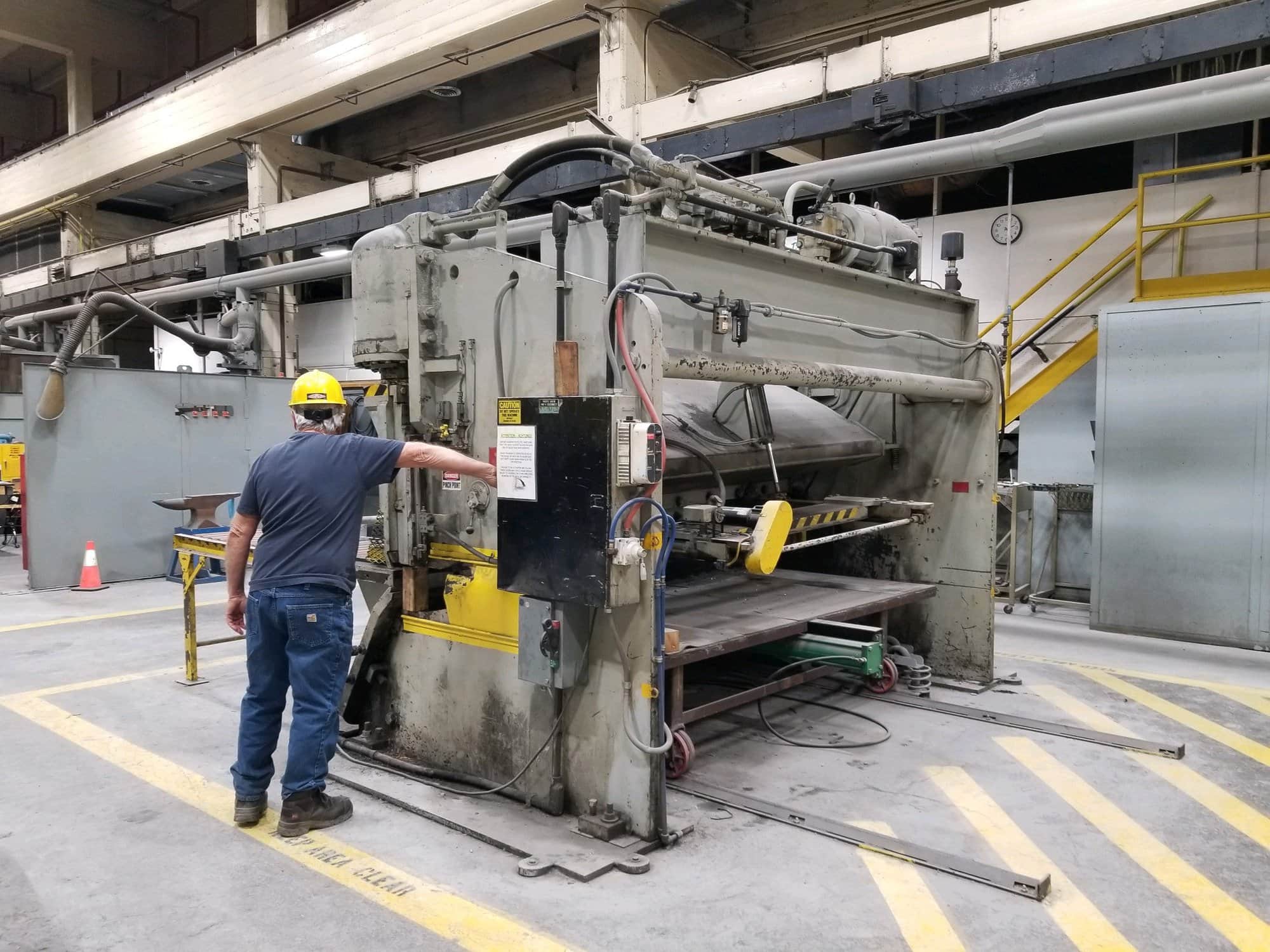 3/8" x 10' Pacific 375HD 10 Hydraulic Shear - (2) 26"x 5' Infeed Roller Conveyors, Dayton Speed Control - Image 5