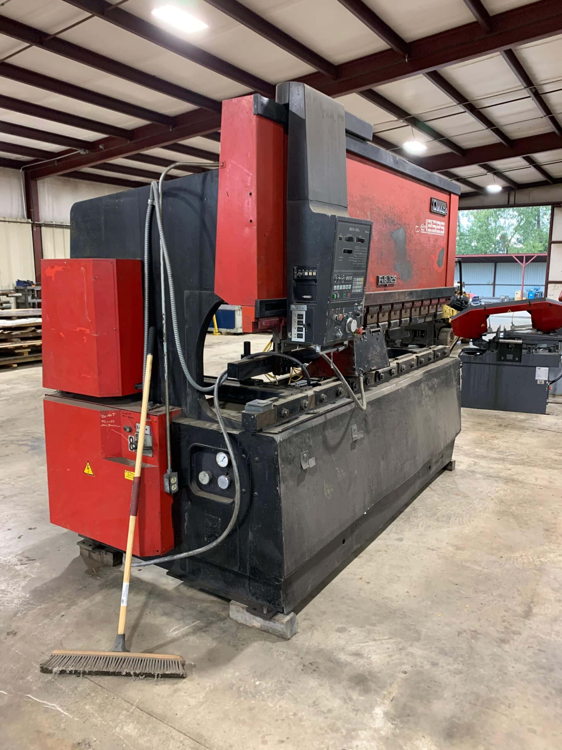 138 Ton x 10' Amada FBD-1253E CNC Press Brake, 1989 - Image 2