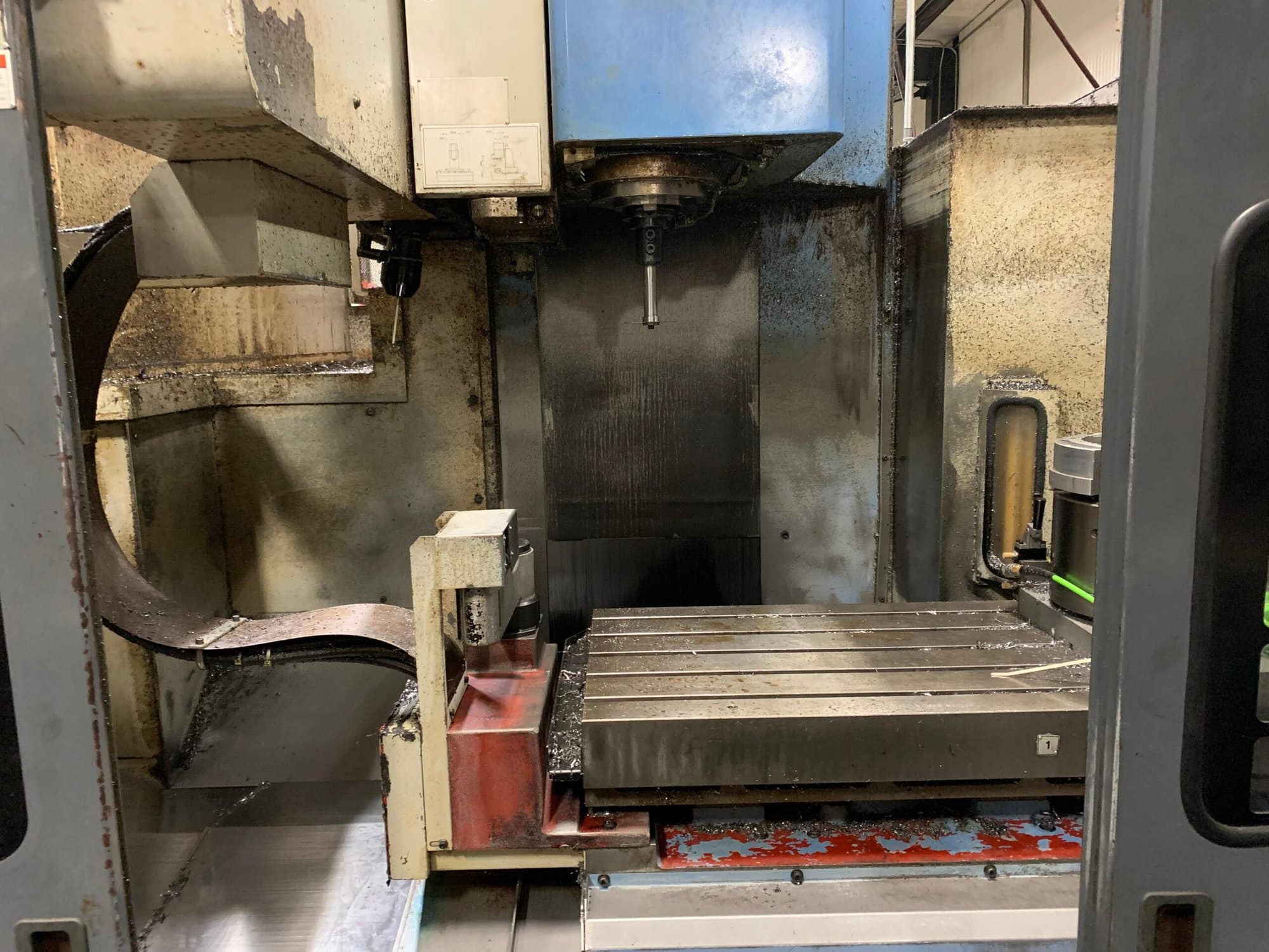 Mazak MTV 515/40N VMC, 1998 - 60 ATC, Chip Conveyor - Image 2