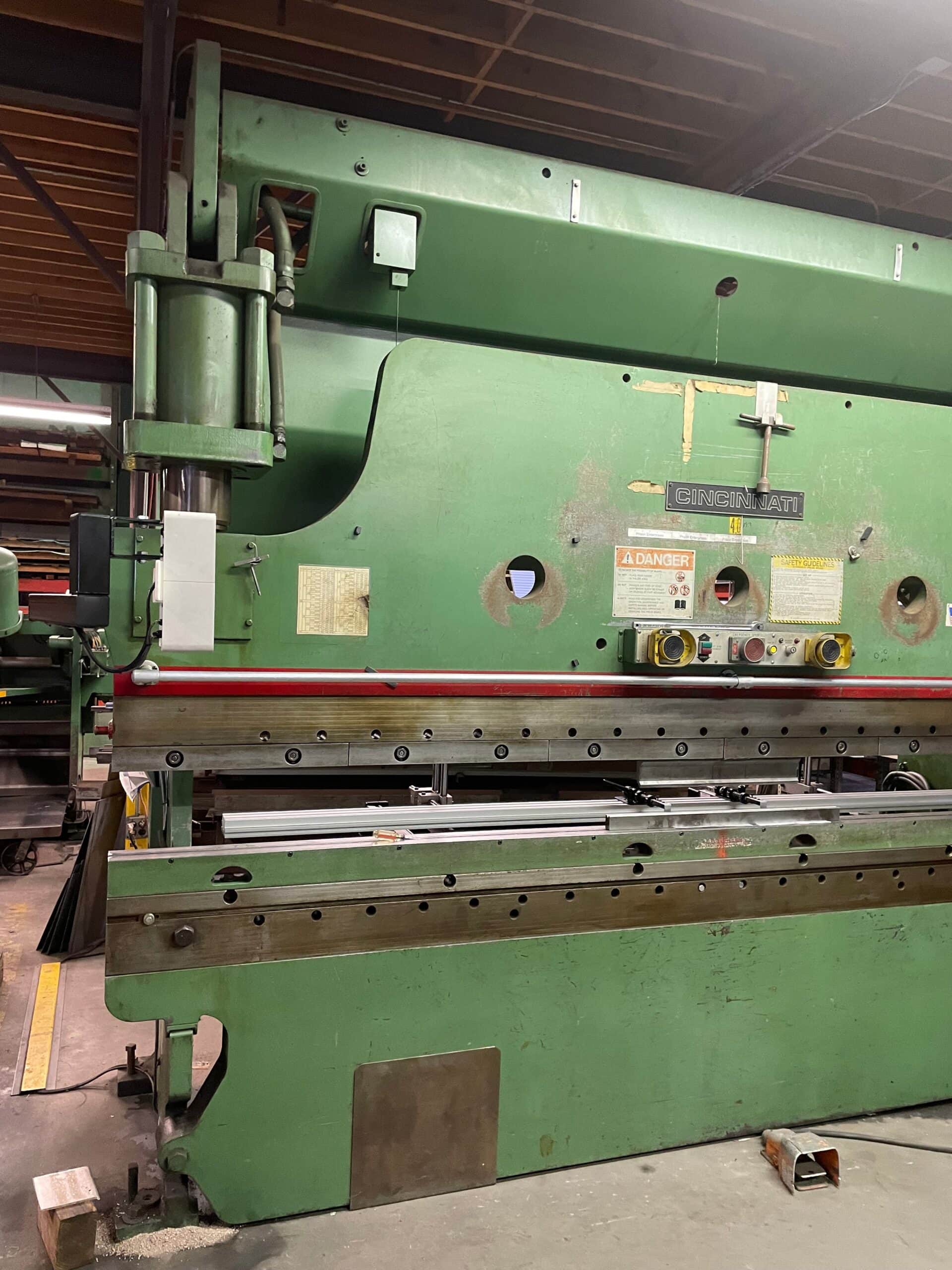 175 Ton x 12' Cincinnati 175CB10 Press Brake- W/ Automec CNC 150 Backgauge X Axis - Image 2