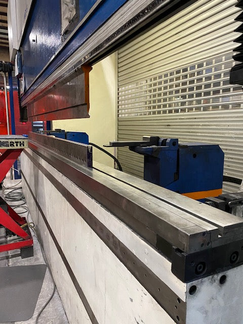187 ton x 13' Trumpf Trumabend V1700S CNC Press Brake, 2006 - 6 Axis Back Gauge - Image 6