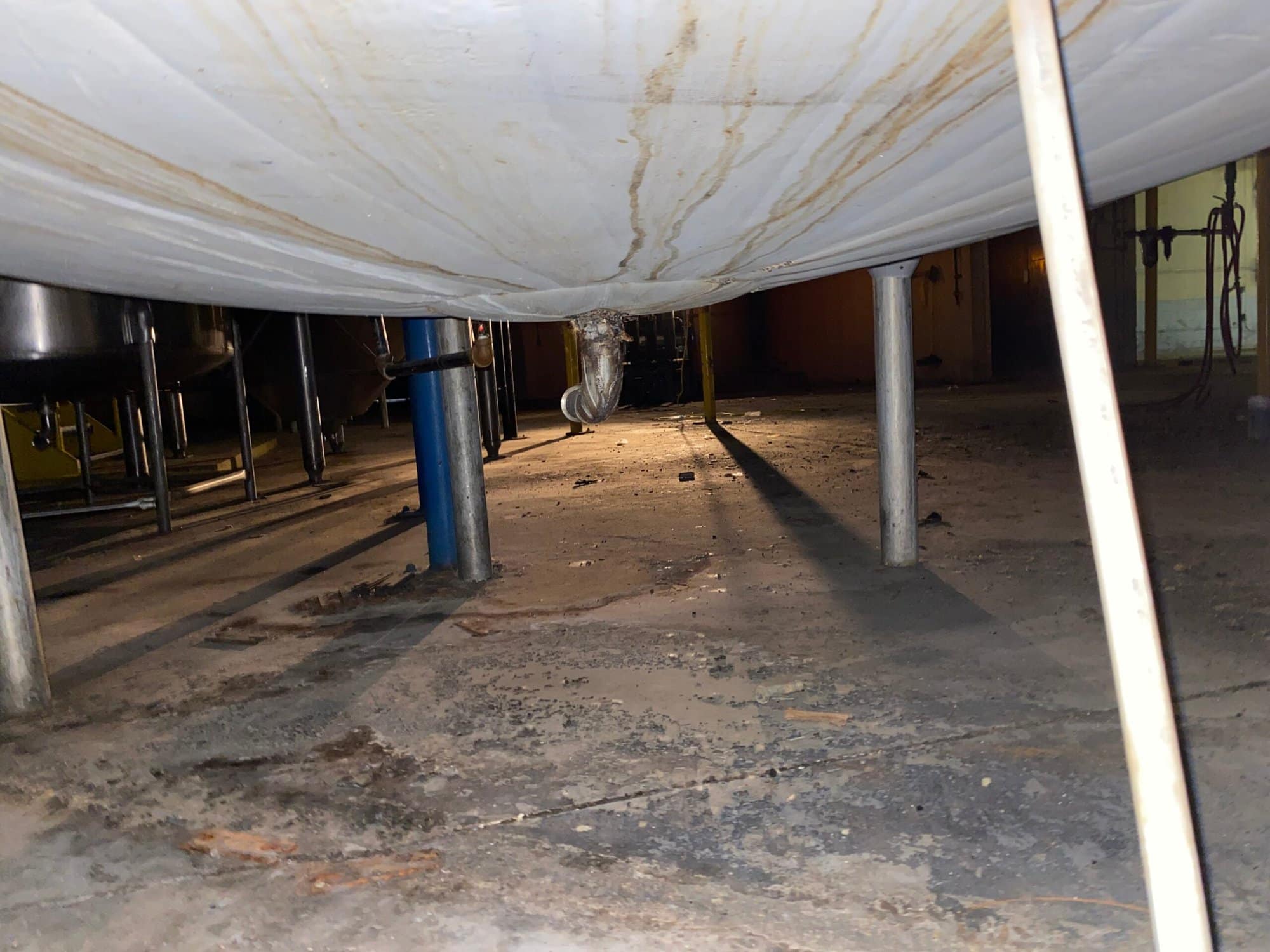 2500 Gallon Insulated Stainless Steel Tank w/Agitation, Measures 7'-6" diameter x 8'-6" straight side height - Image 4