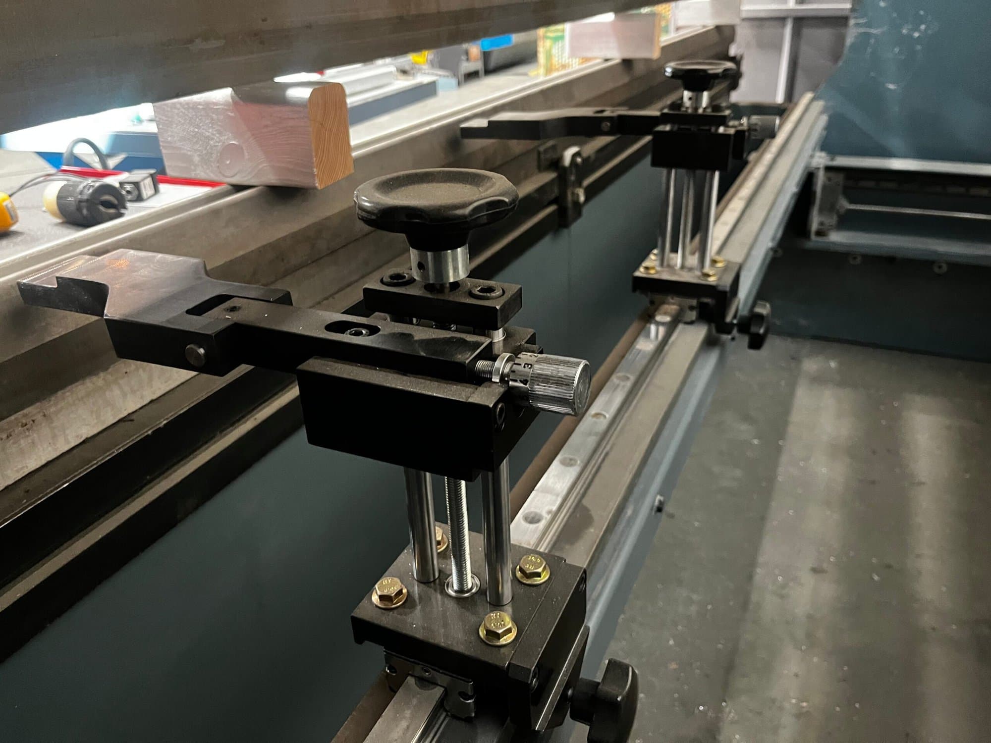 192 Ton x 12' Durma AD-R 37175 Press Brake, 2012 - Delem DA - 52 Control - 20K of Tooling Included - Image 3
