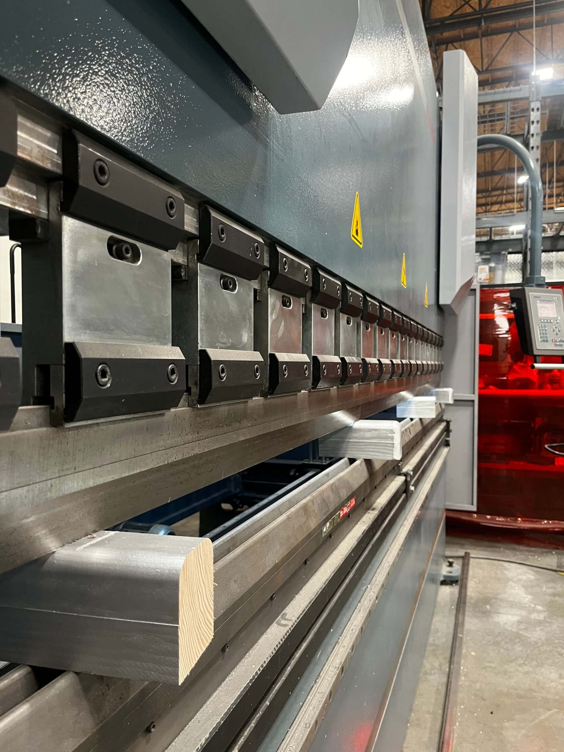 192 Ton x 12' Durma AD-R 37175 Press Brake, 2012 - Delem DA - 52 Control - 20K of Tooling Included - Image 4