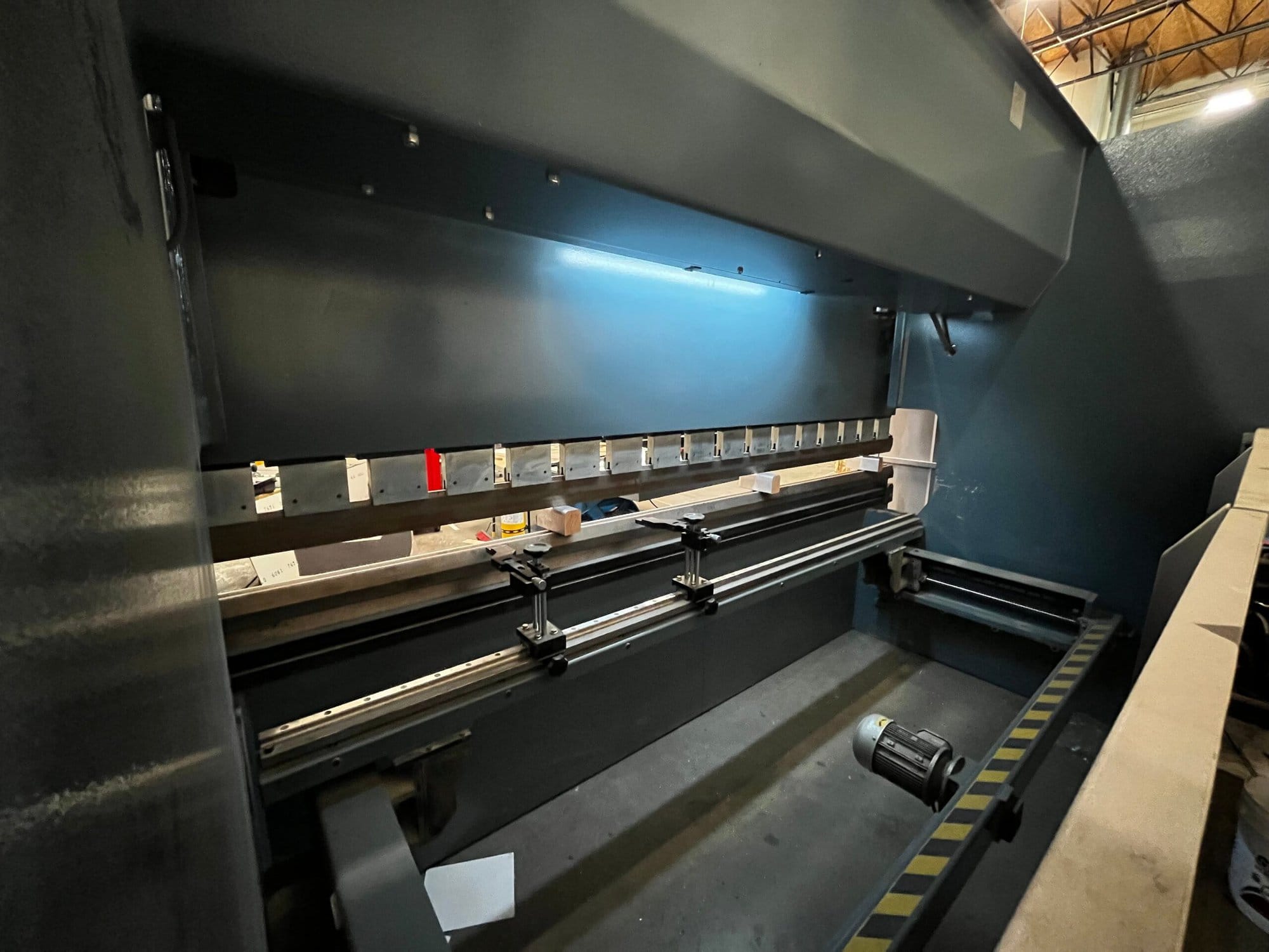 192 Ton x 12' Durma AD-R 37175 Press Brake, 2012 - Delem DA - 52 Control - 20K of Tooling Included - Image 7