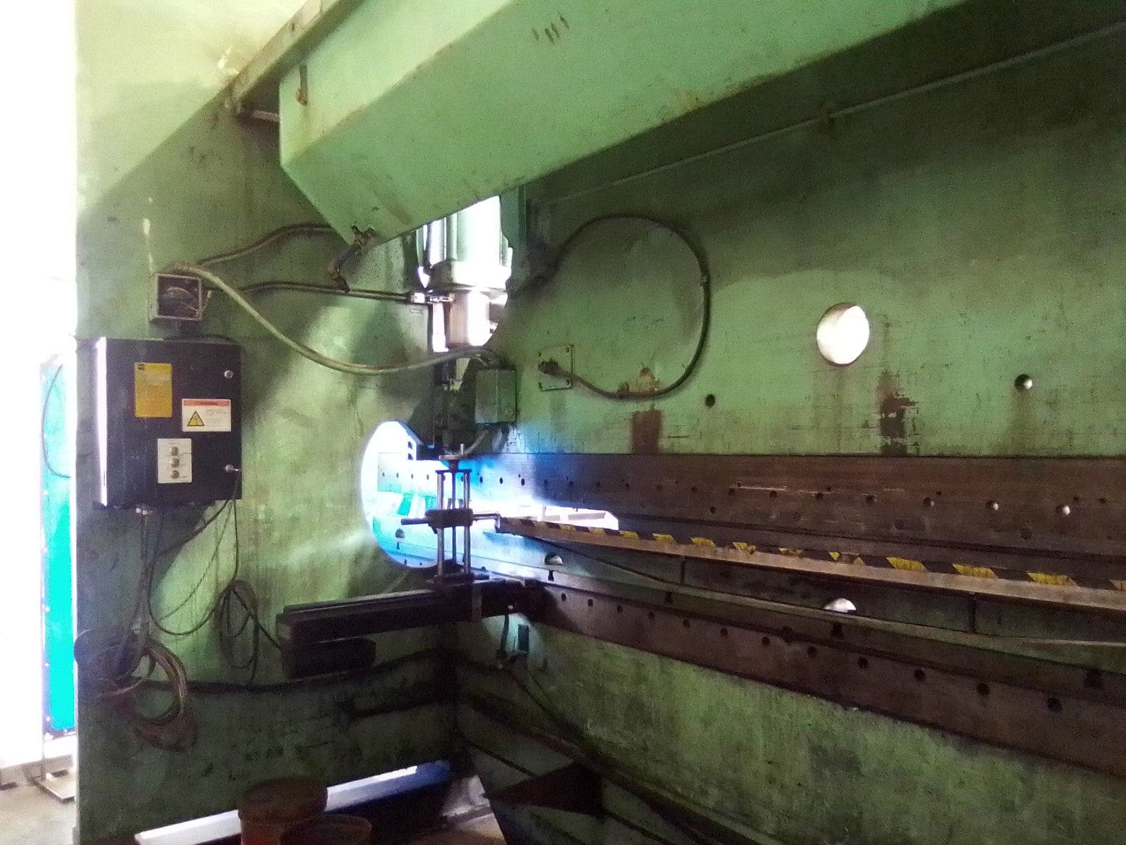 230 Ton x 18' Cincinnati CNC Press Brake - Upgraded PC Control - Image 5