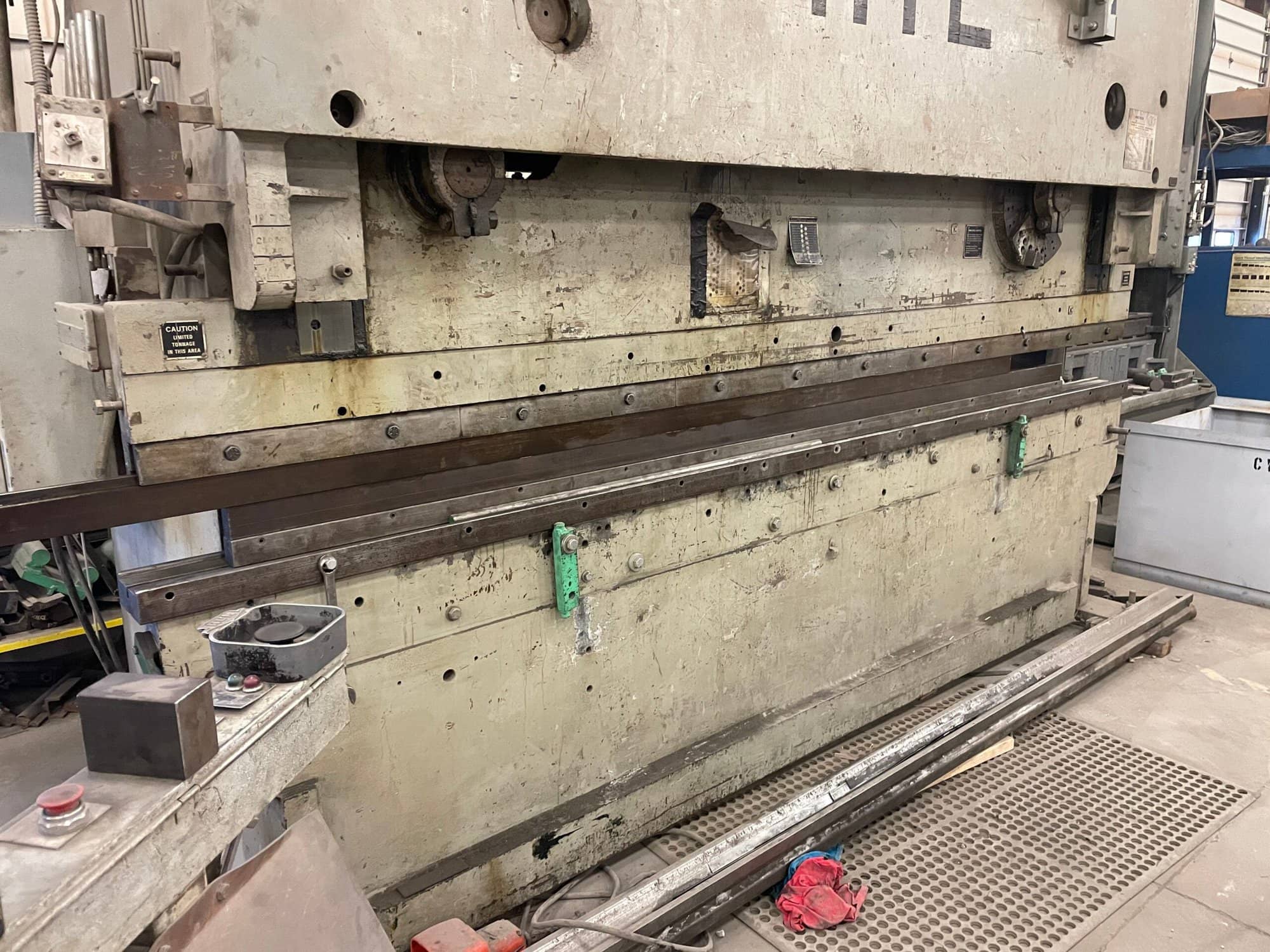 200 Ton X 12' HTC 200-12 PB CNC Press Brake - Video, Under Power - Image 4