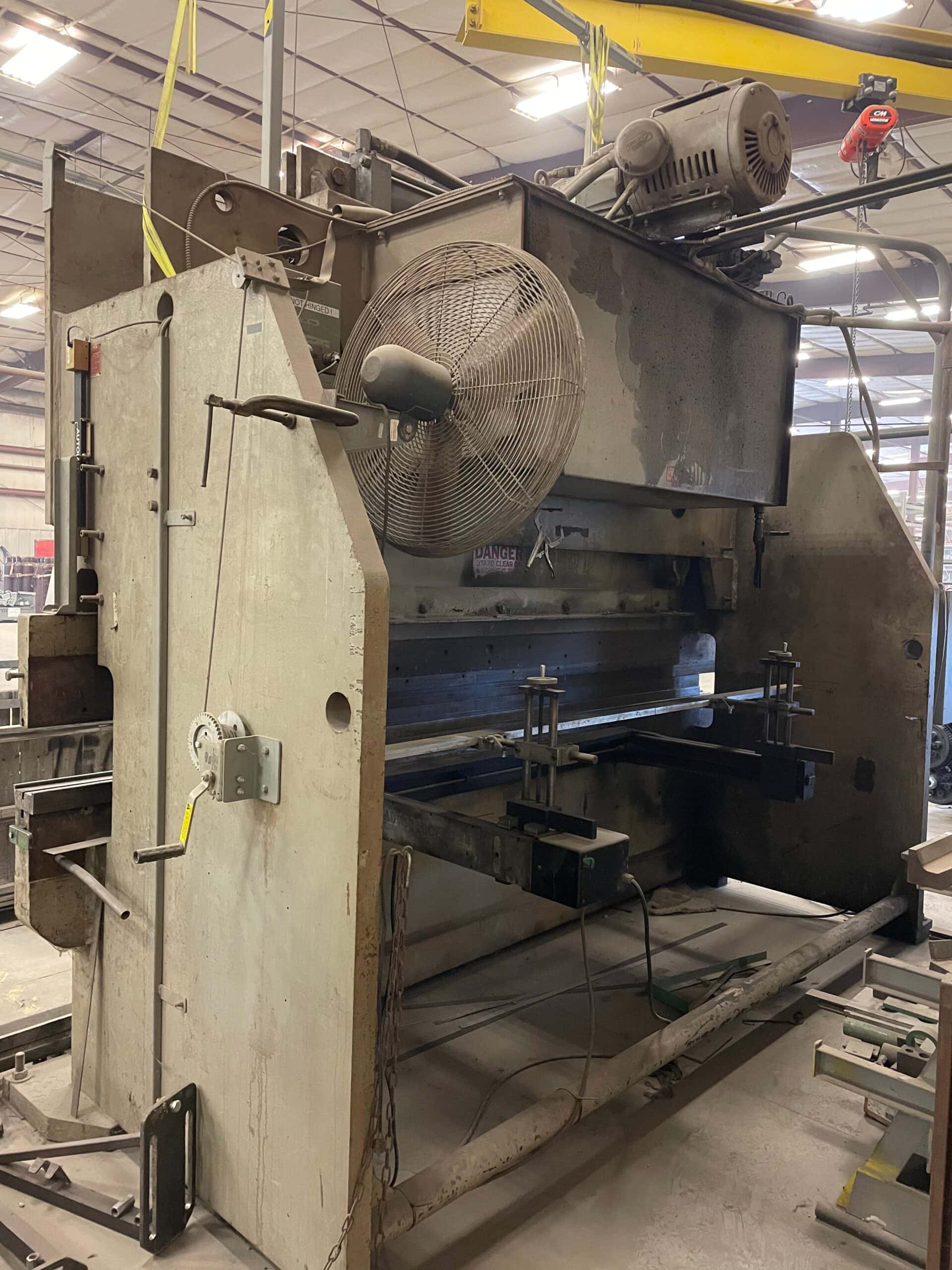 200 Ton X 12' HTC 200-12 PB CNC Press Brake - Video, Under Power - Image 5