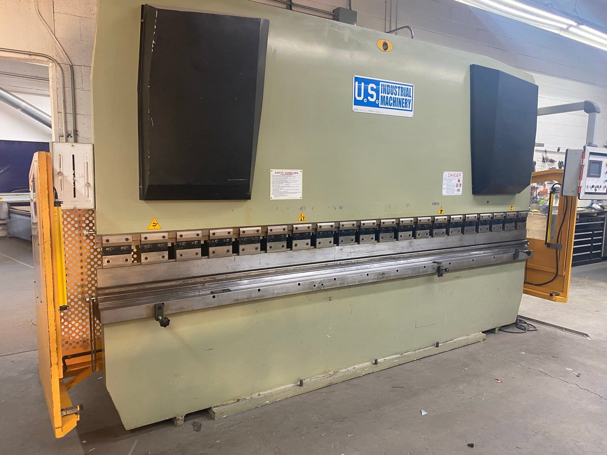 155 Ton X 13' US Industrial Machinery US 15513 CNC Press Brake, 2013 - Video Available W/ Tooling