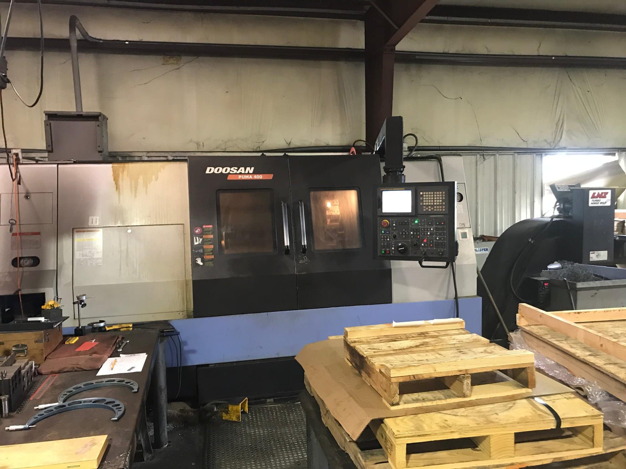 Doosan Puma 400C CNC Lathe, 2009 - Tailstock, Chip Conveyor, 15.75" Chuck