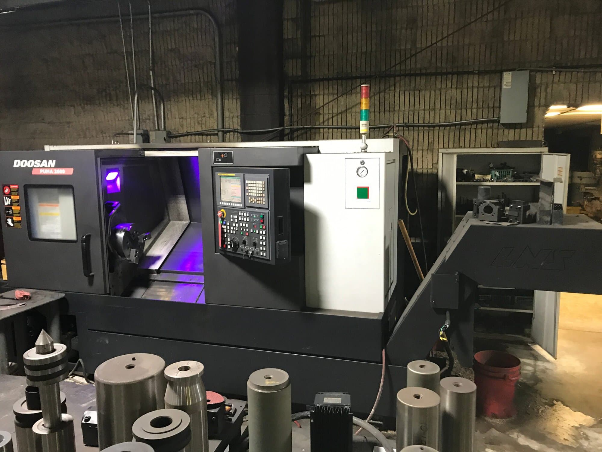 Doosan Puma 2600 CNC Lathe, 2013 - Tailstock, Chip Conveyor, Tool Setter - Image 2