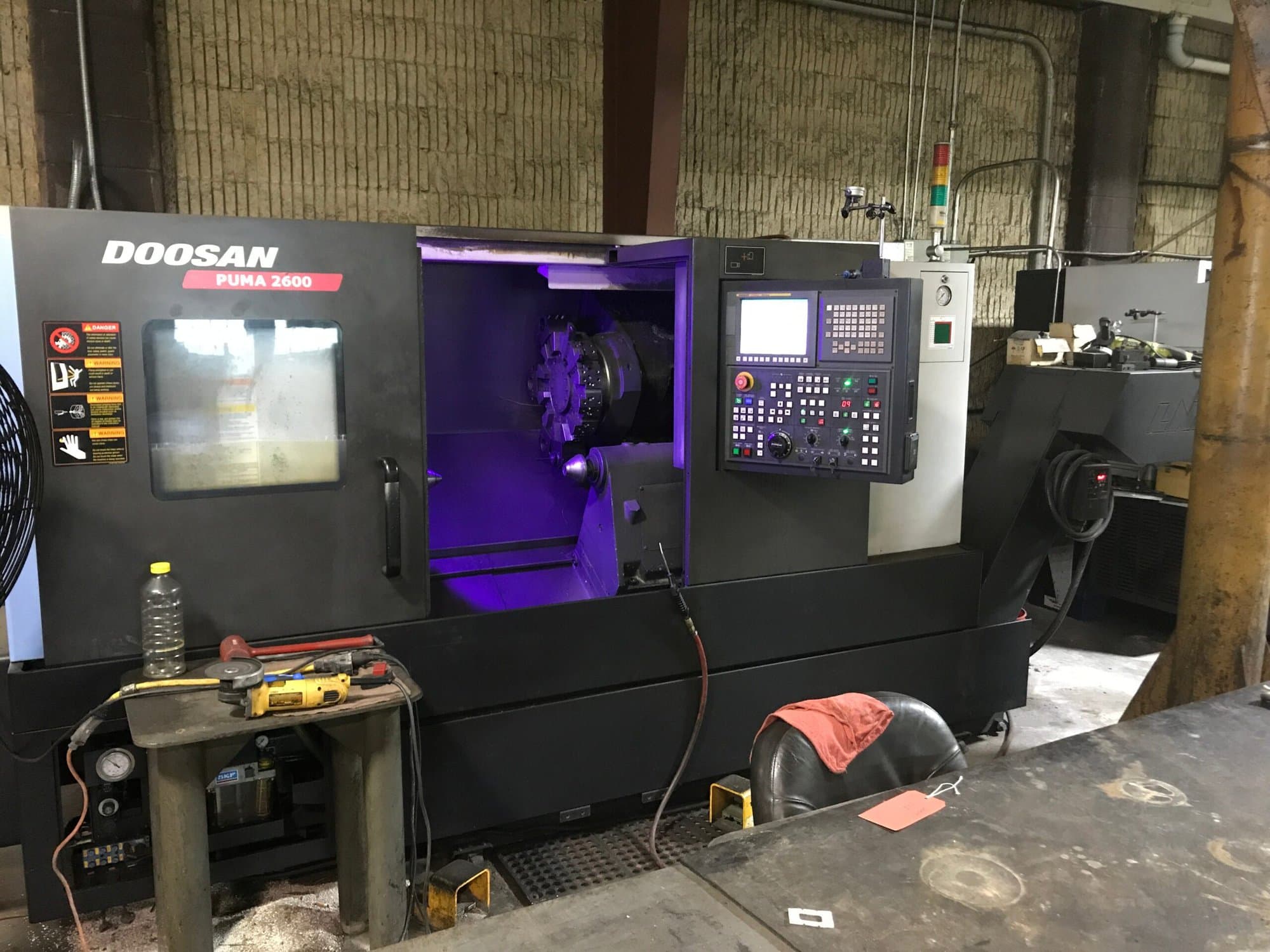 Doosan Puma 2600 CNC Lathe, 2013 - Tailstock, Chip Conveyor - Image 6