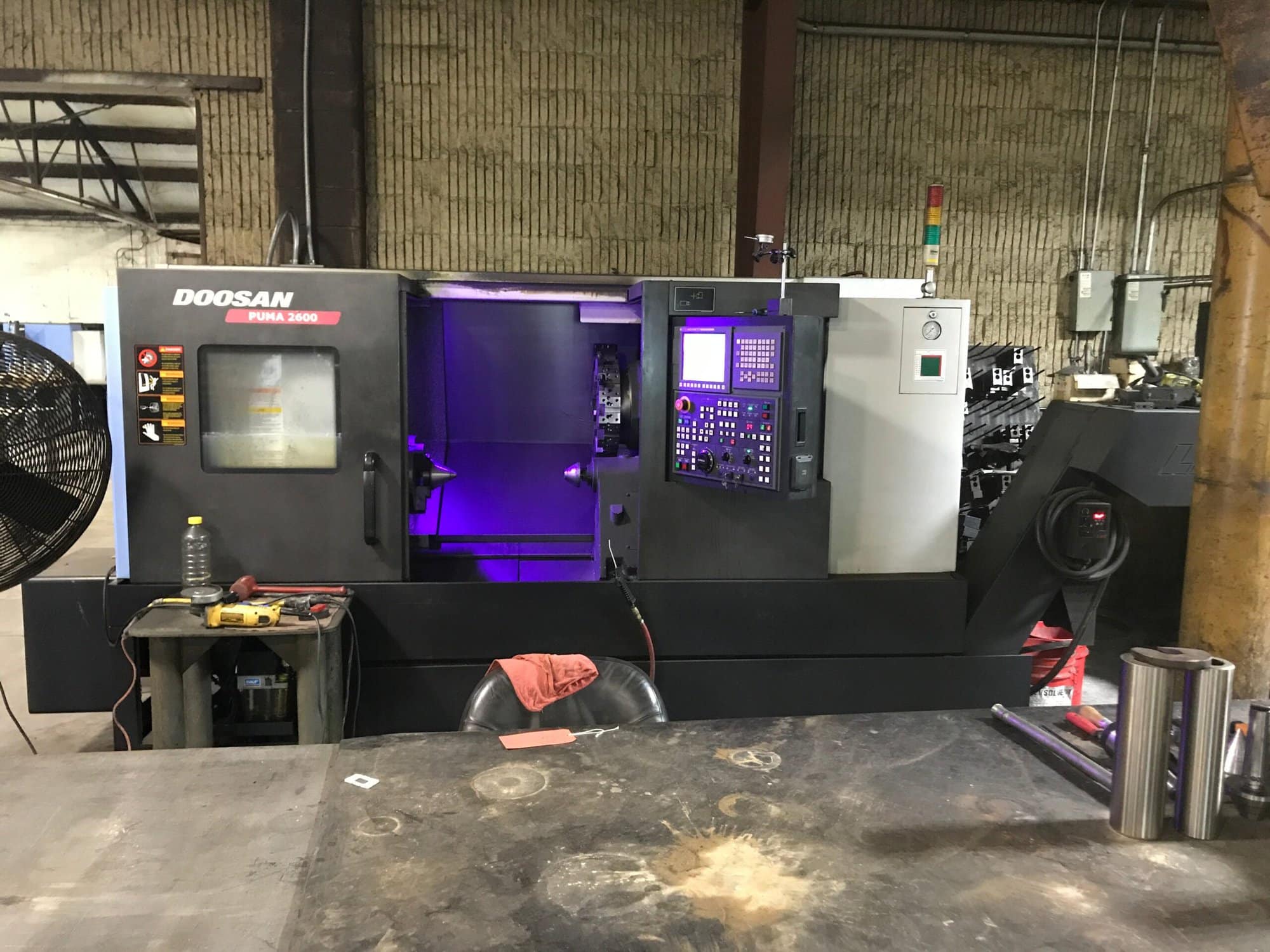 Doosan Puma 2600 CNC Lathe, 2013 - Tailstock, Chip Conveyor - Image 5