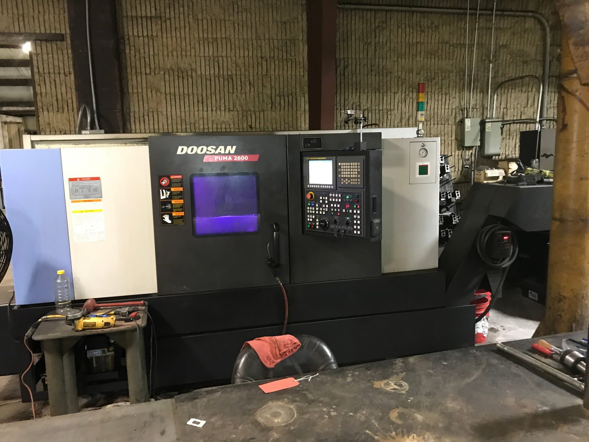 Doosan Puma 2600 CNC Lathe, 2013 - Tailstock, Chip Conveyor - Image 4