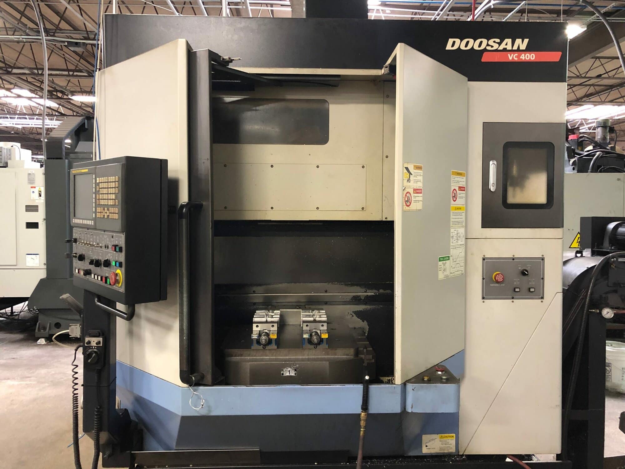 Doosan VC 400 Dual Pallet VMC, 2010 - Through Spindle Coolant