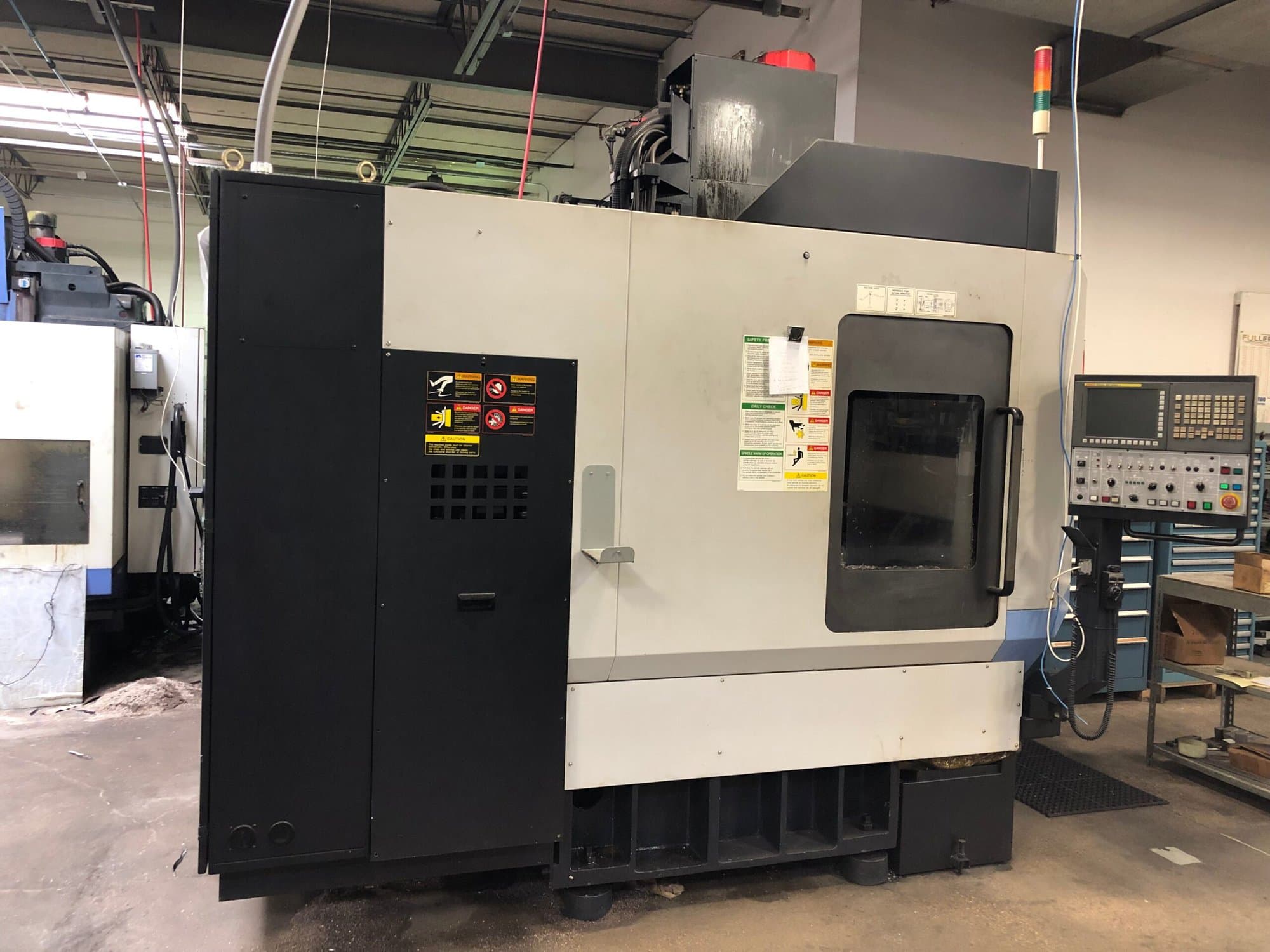 Doosan VC 400 Dual Pallet VMC, 2010 - Through Spindle Coolant - Image 4
