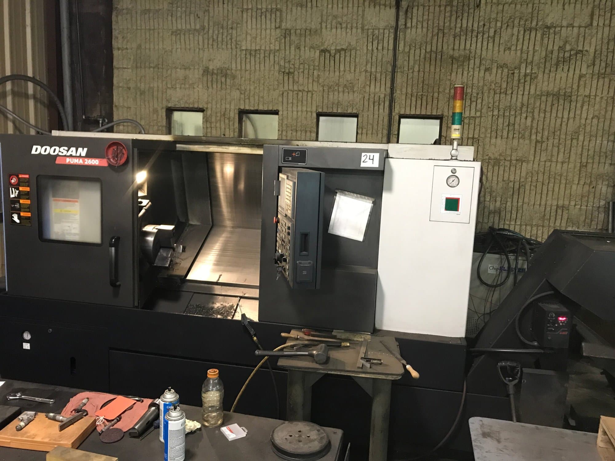 Doosan Puma 2600 CNC Lathe, 2011 - Tailstock, Chip Conveyor - Image 5