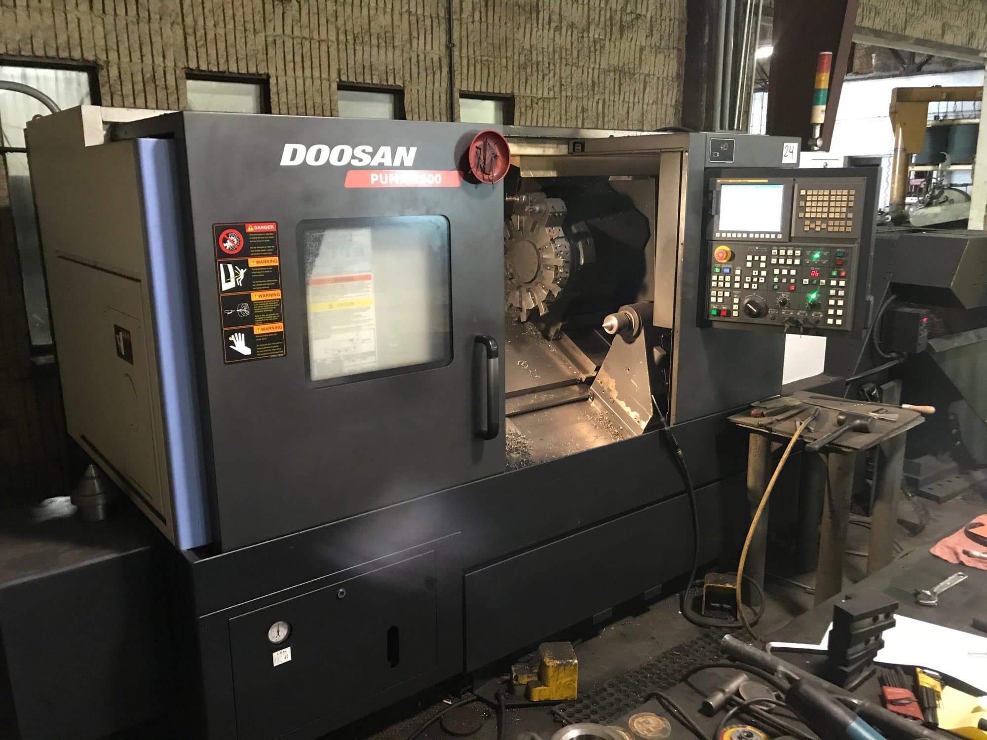 Doosan Puma 2600 CNC Lathe, 2011 - Tailstock, Chip Conveyor - Image 4