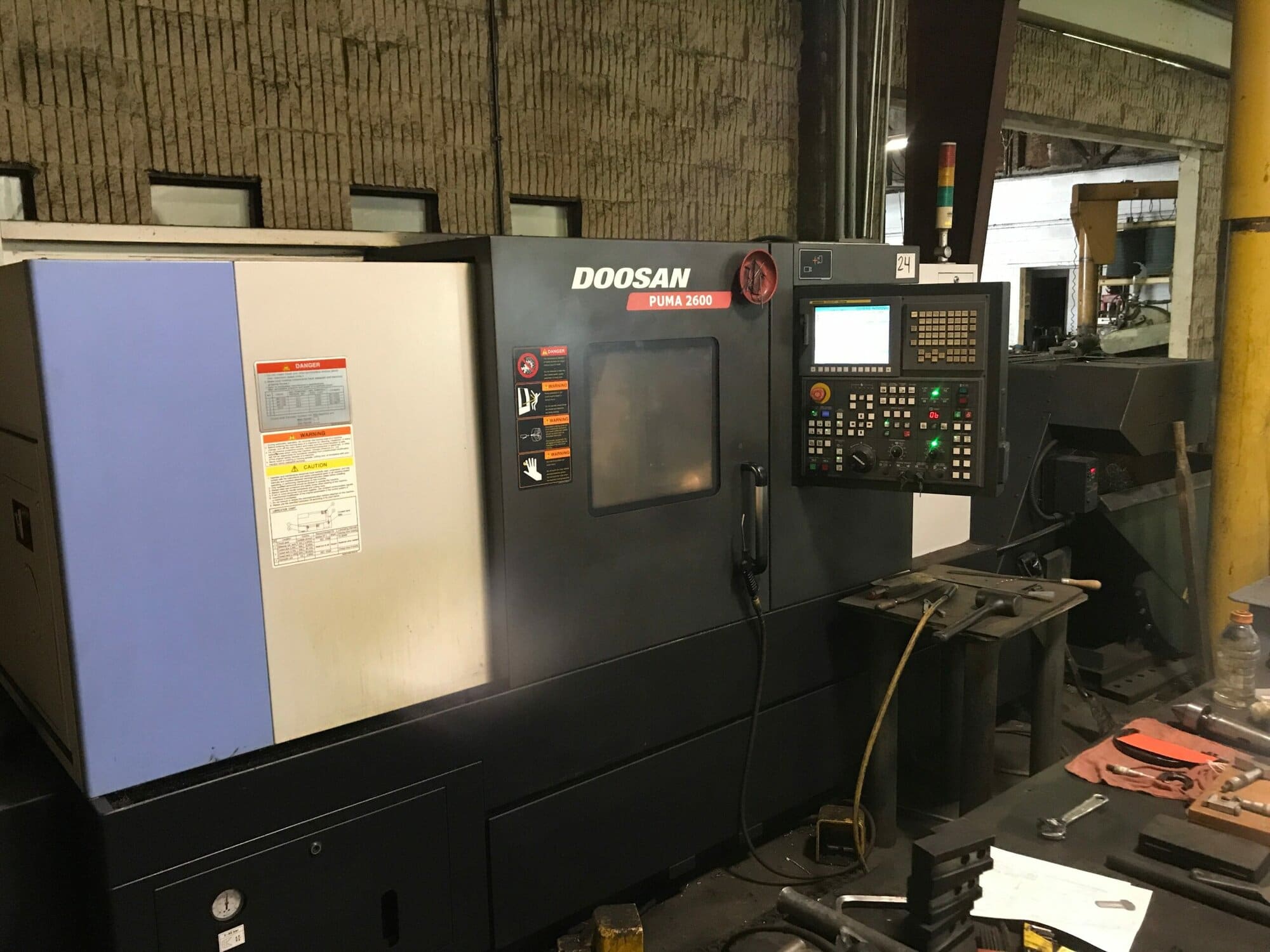 Doosan Puma 2600 CNC Lathe, 2011 - Tailstock, Chip Conveyor - Image 2