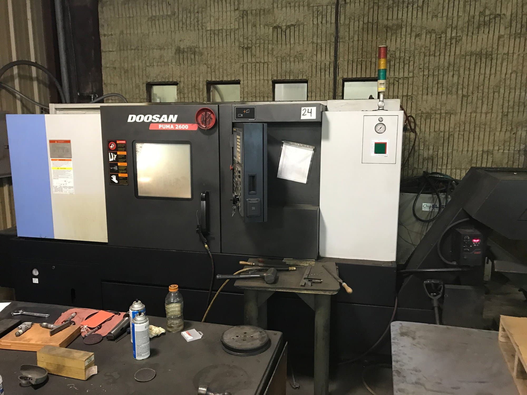 Doosan Puma 2600 CNC Lathe, 2011 - Tailstock, Chip Conveyor - Image 3