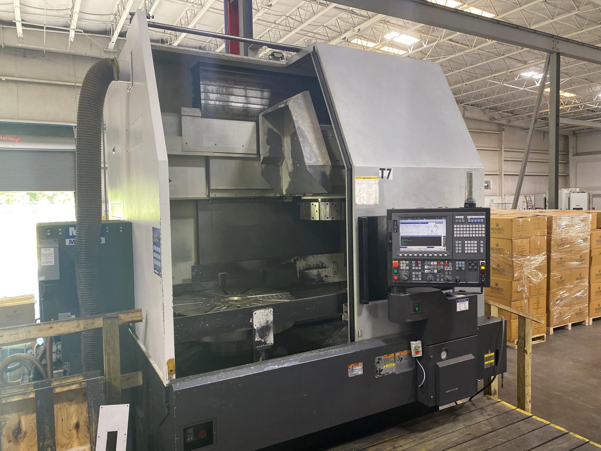 Okuma V100R VTL, 2014 - Chip Conveyor, Mist Collector