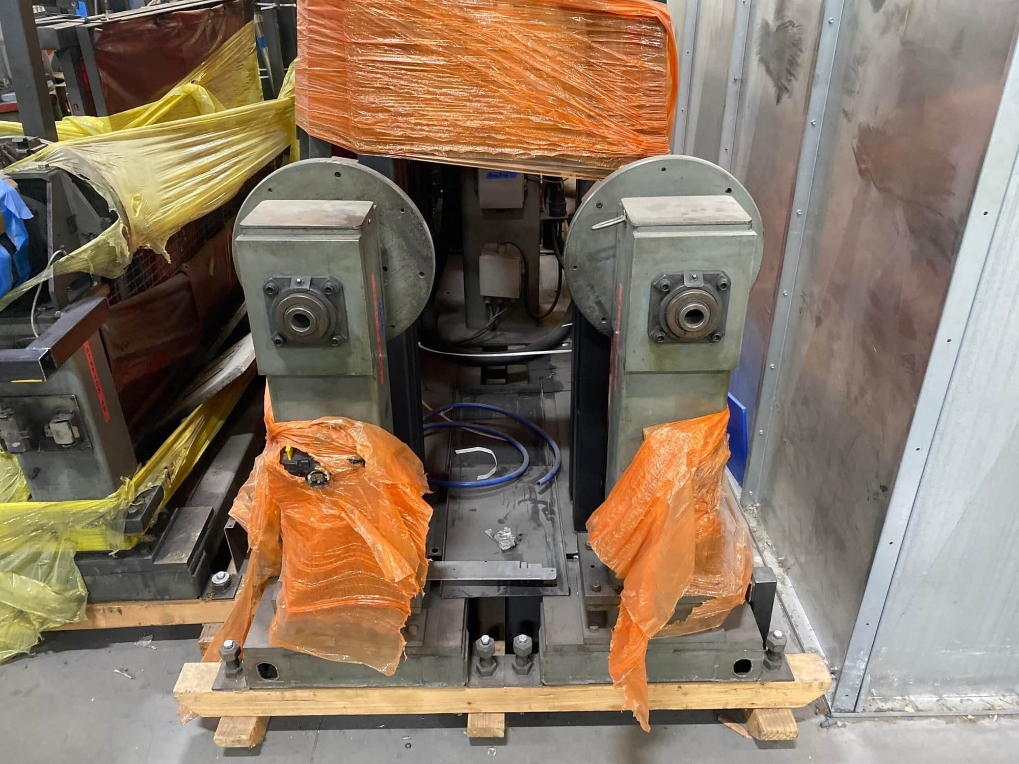 Yaskawa Motoman XRC ERCR-UP20-2B00 Robotic Welding Cell, 2000 - Image 4