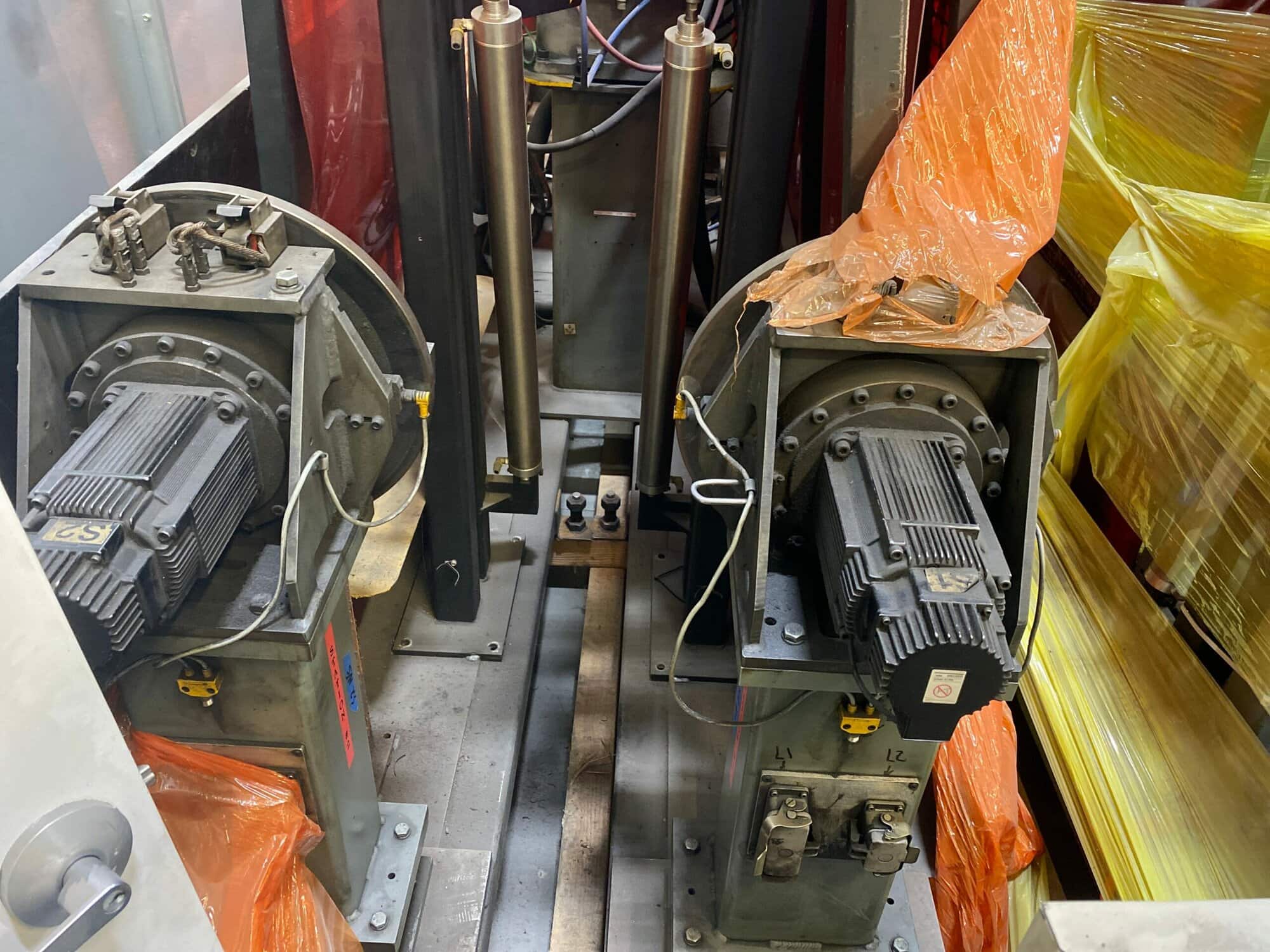 Yaskawa Motoman XRC ERCR-UP20-2B00 Robotic Welding Cell, 2000 - Image 3