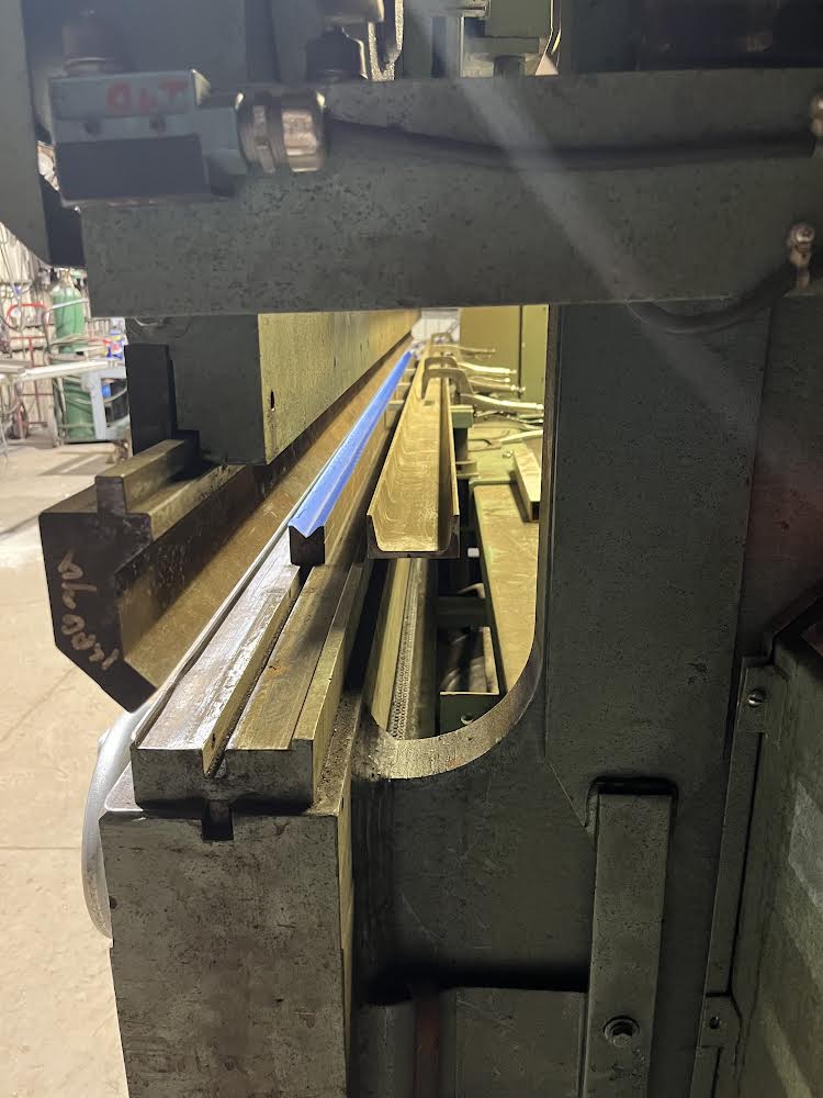 200 Ton X 12' BetenBender 12-200 Press Brake - Manual Backguage - Image 2
